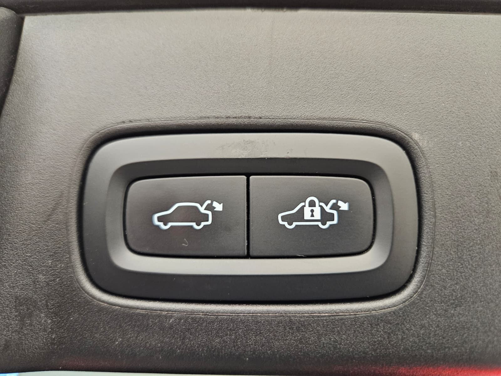 VOLVO V90 T8 eAWD Twin Engine R-Design Geartronic-image-16