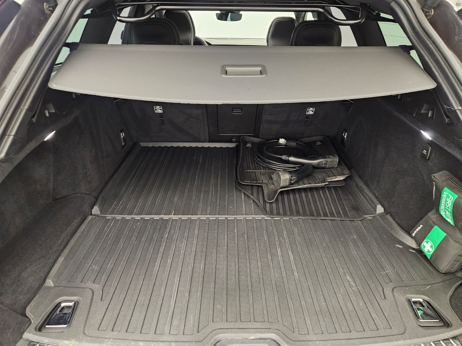 VOLVO V90 T8 eAWD Twin Engine R-Design Geartronic-image-15