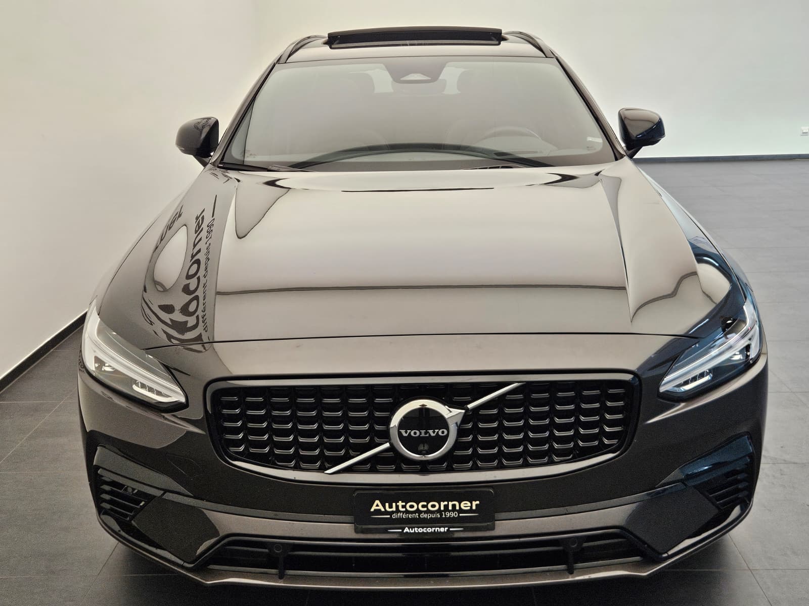 VOLVO V90 T8 eAWD Twin Engine R-Design Geartronic-image-4