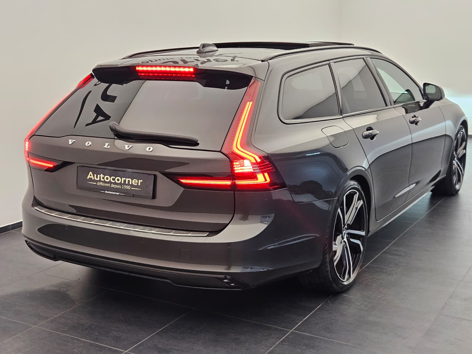 VOLVO V90 T8 eAWD Twin Engine R-Design Geartronic-image-7