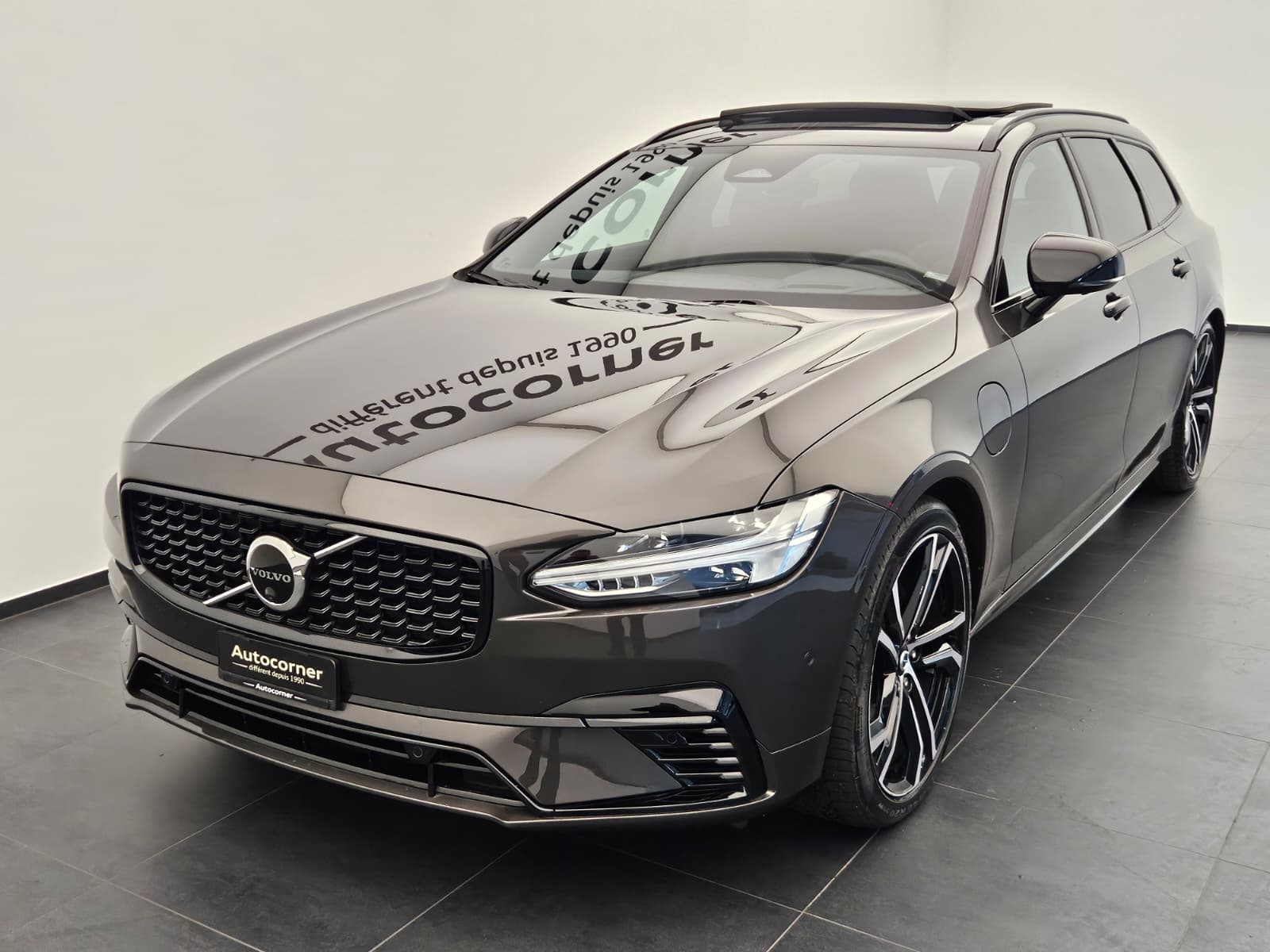 VOLVO V90 T8 eAWD Twin Engine R-Design Geartronic-image-3