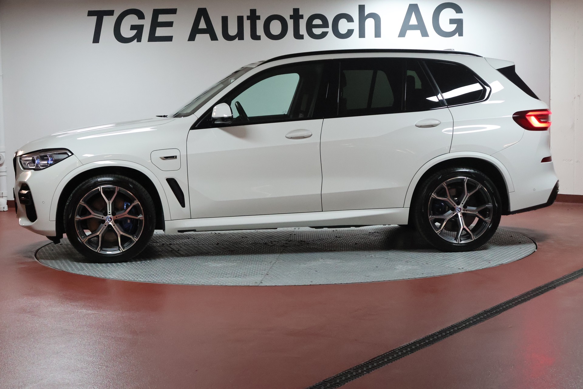 BMW X5 xDrive45e M Sport Steptronic-showroom-element-3