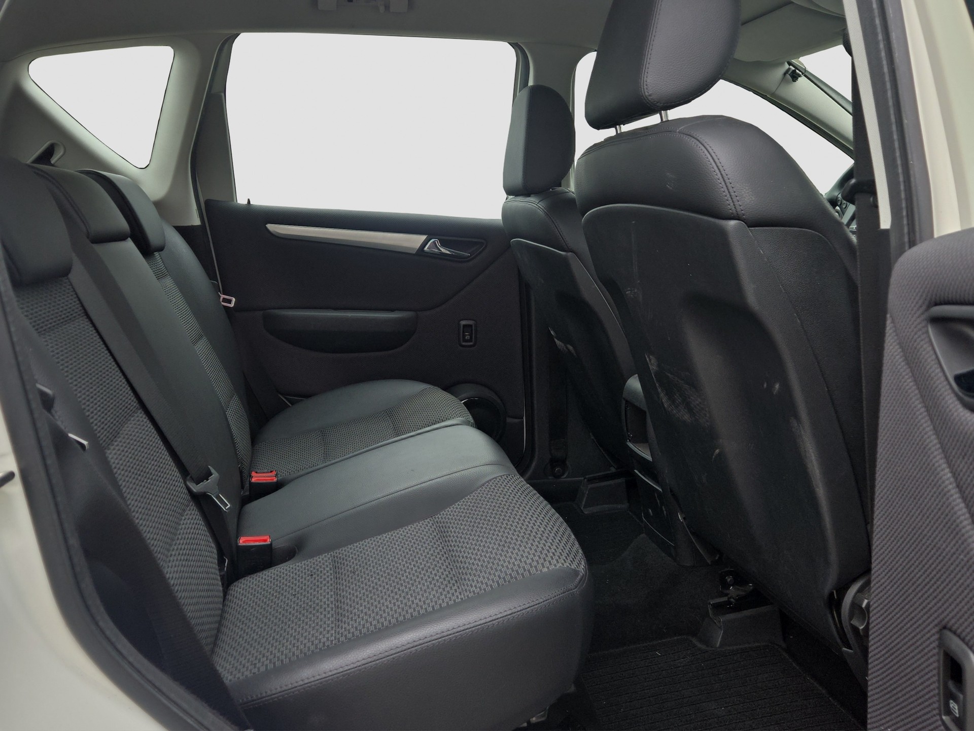 MERCEDES-BENZ A 180 Avantgarde Selection Autotronic-image-6