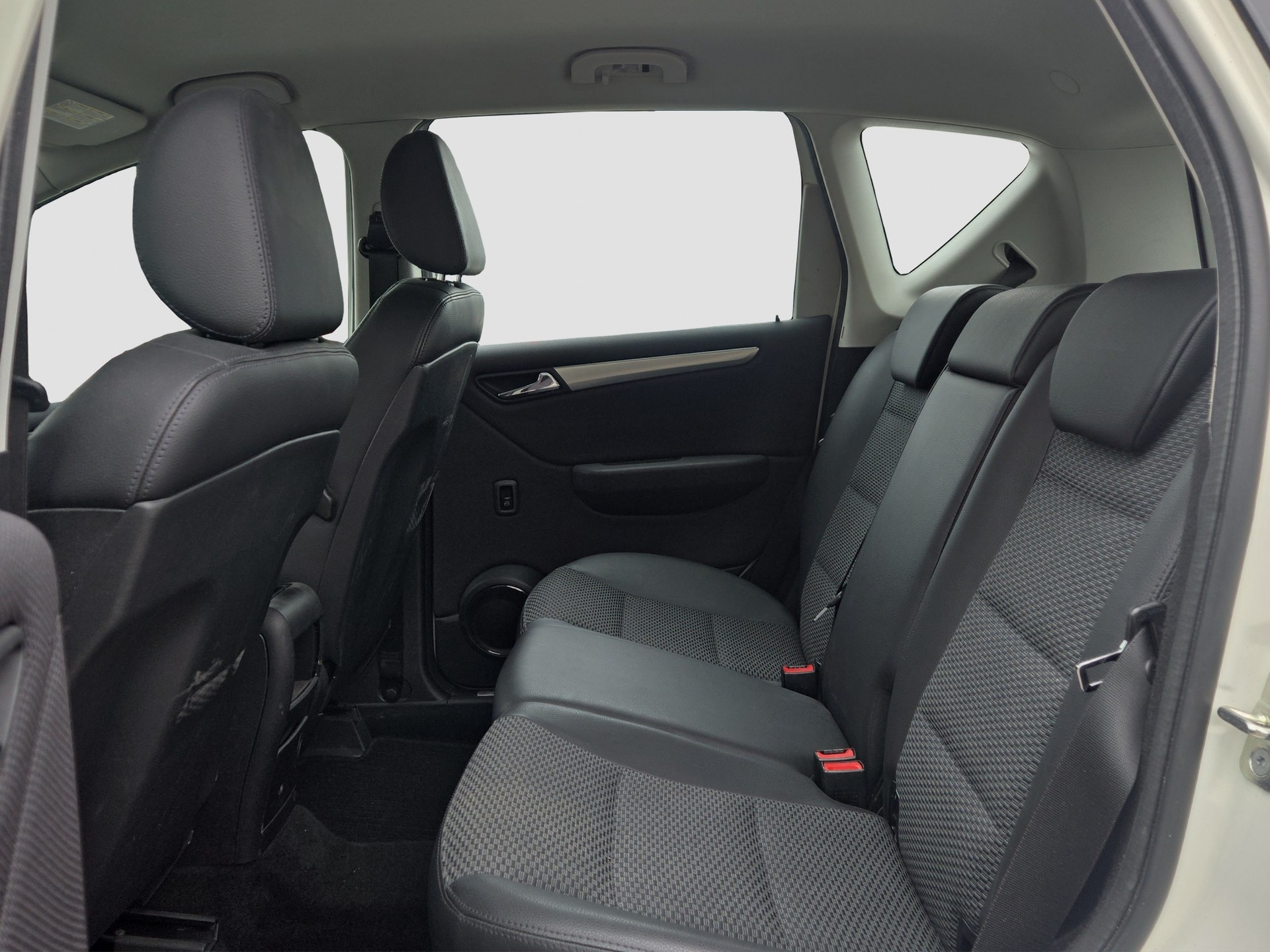 MERCEDES-BENZ A 180 Avantgarde Selection Autotronic-image-13
