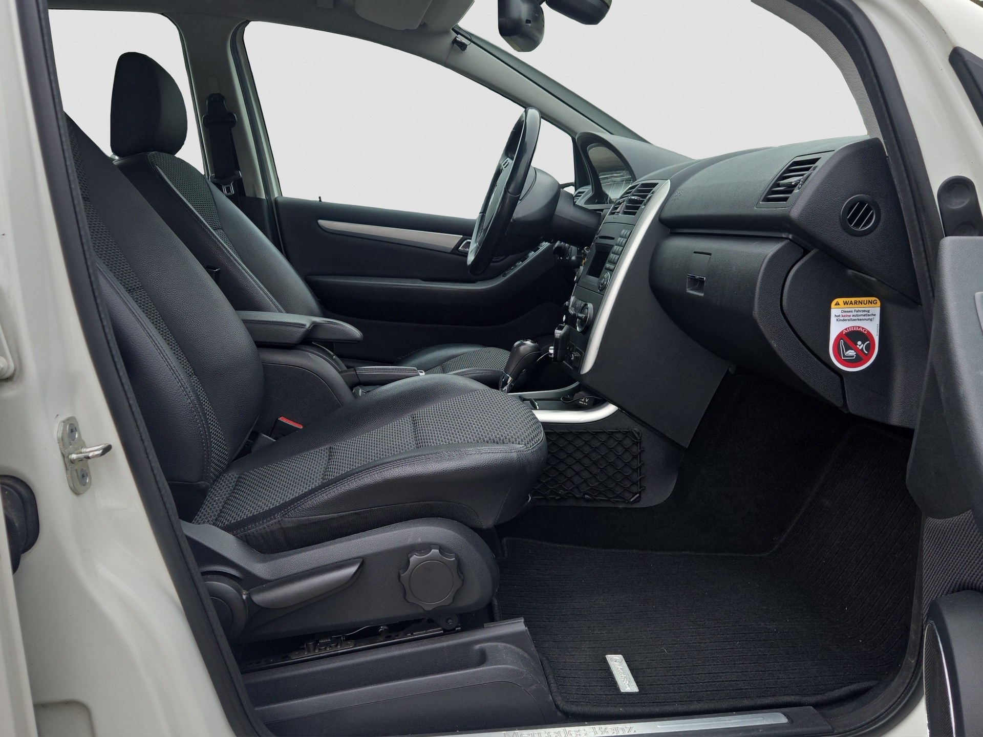 MERCEDES-BENZ A 180 Avantgarde Selection Autotronic-image-7