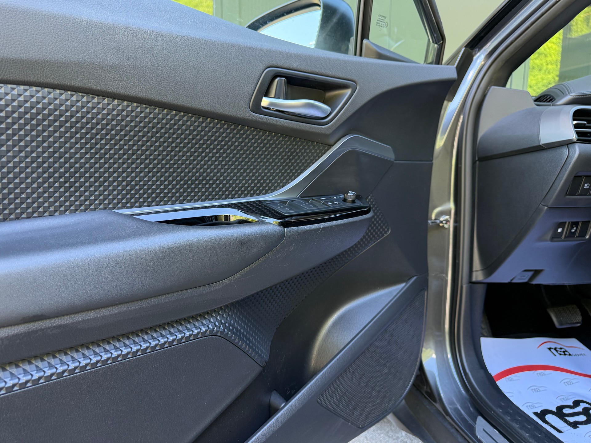 TOYOTA C-HR 2.0 HSD CVT GR Sport-image-12
