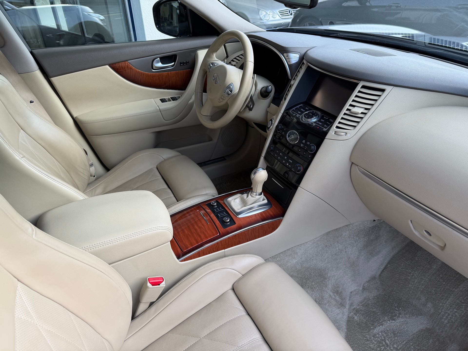 INFINITI QX70 3.7 S Premium AWD Automatic-image-9