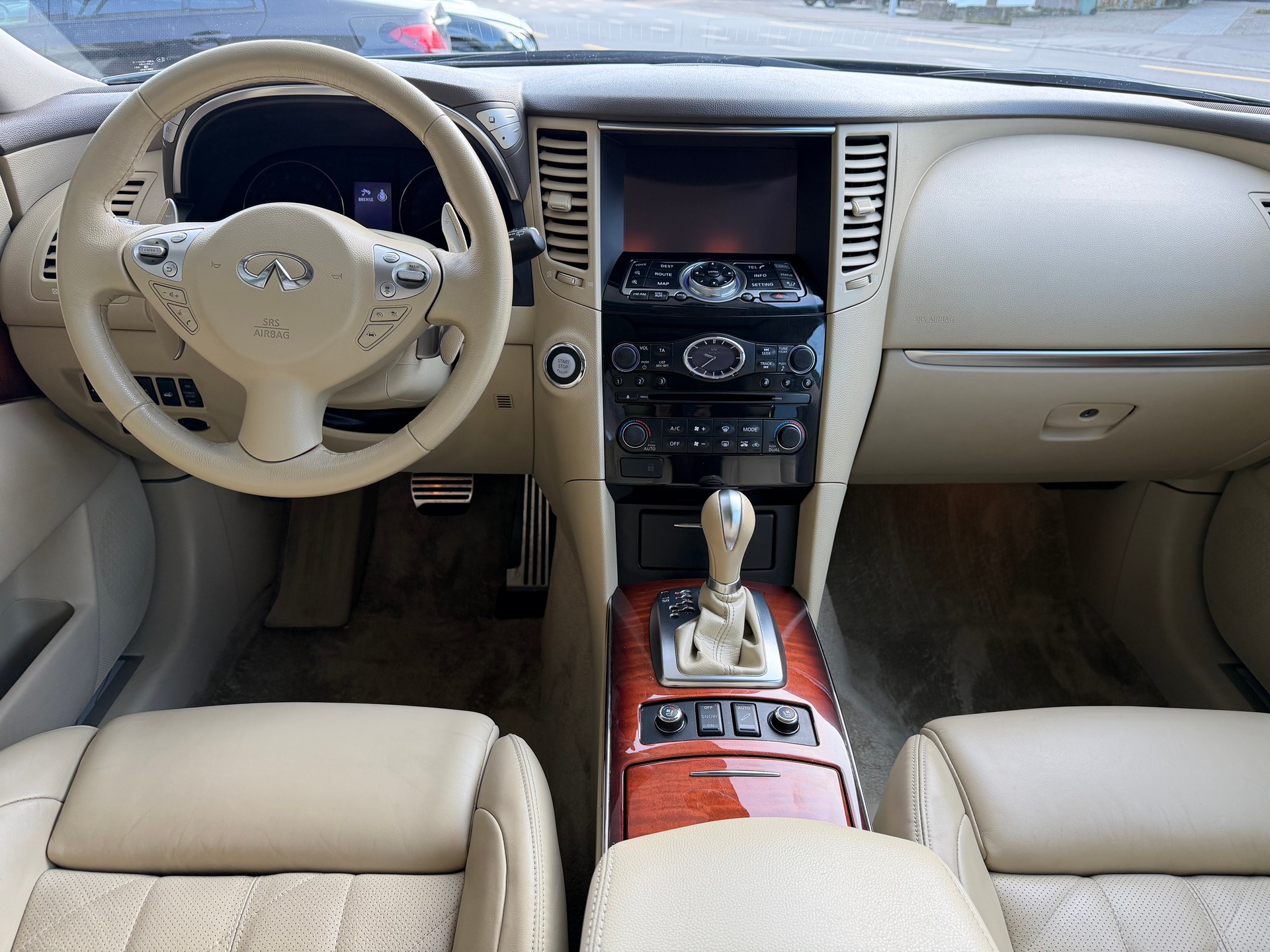 INFINITI QX70 3.7 S Premium AWD Automatic-image-6