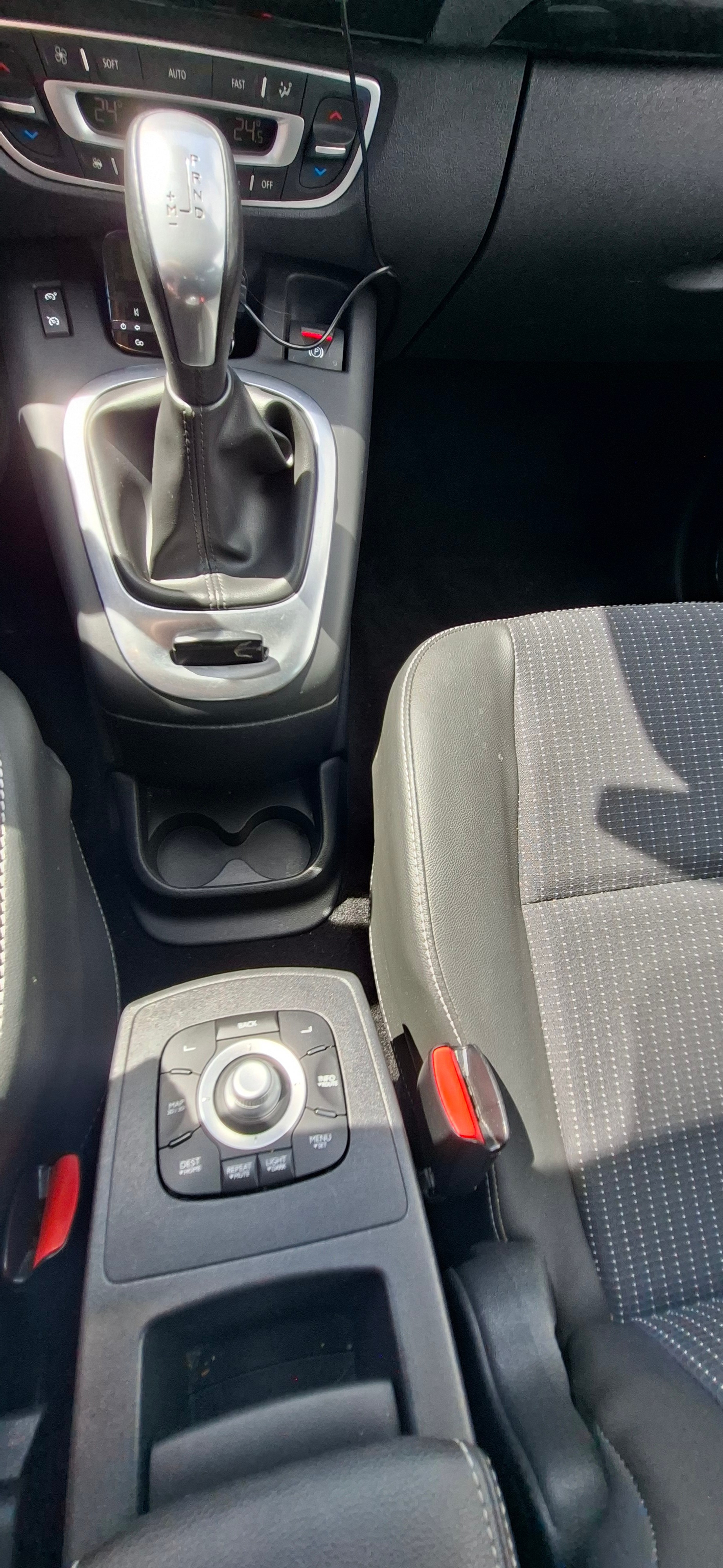 RENAULT Scénic 2.0 16V Privilège X-Tronic CVT-image-8