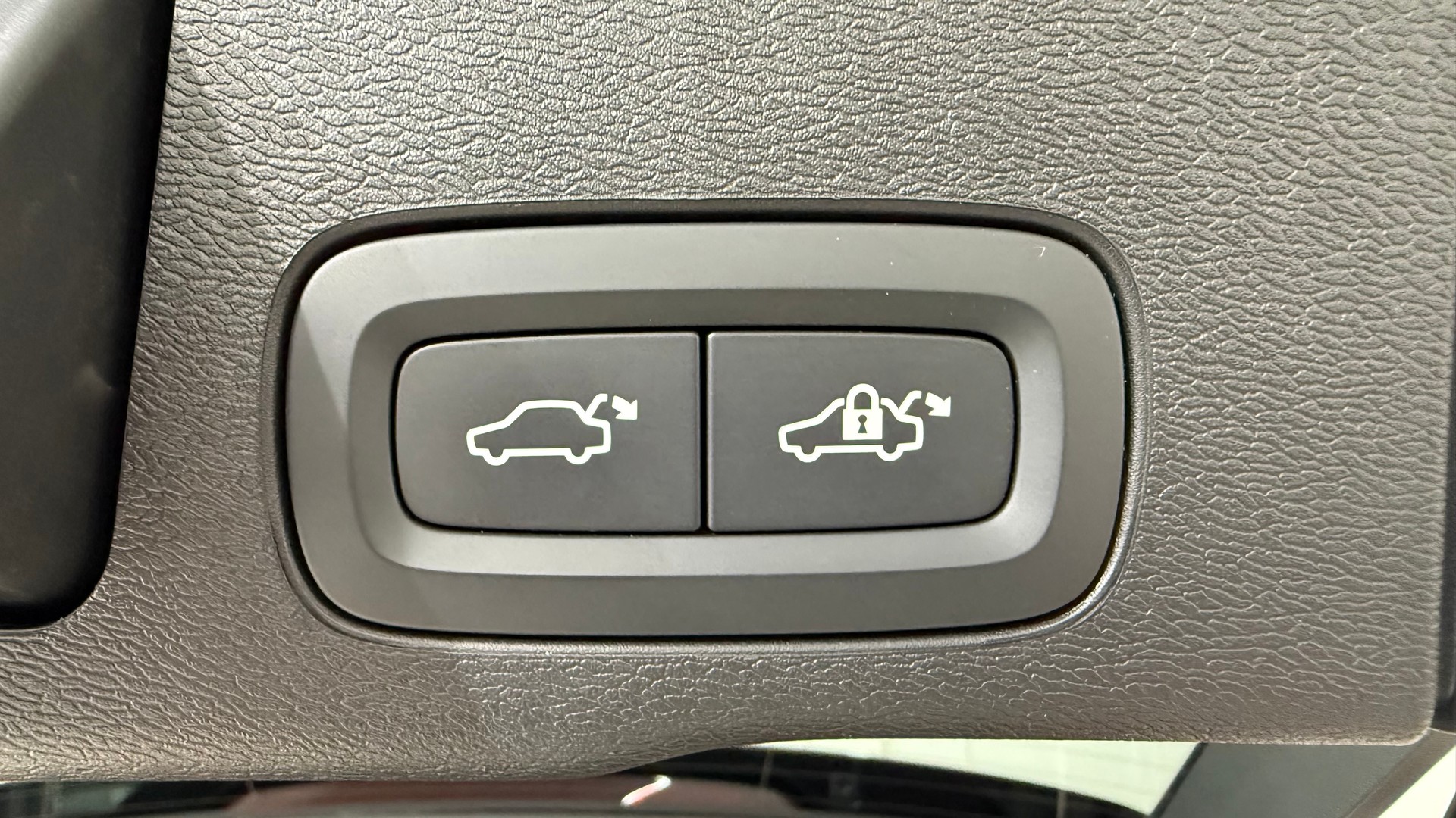 VOLVO XC60 2.0 T6 TE Plus Dark eAWD-image-15
