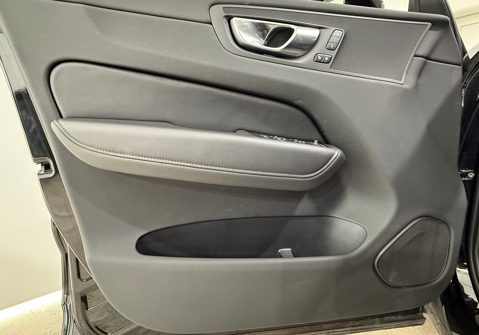 VOLVO XC60 2.0 T6 TE Plus Dark eAWD-image-8