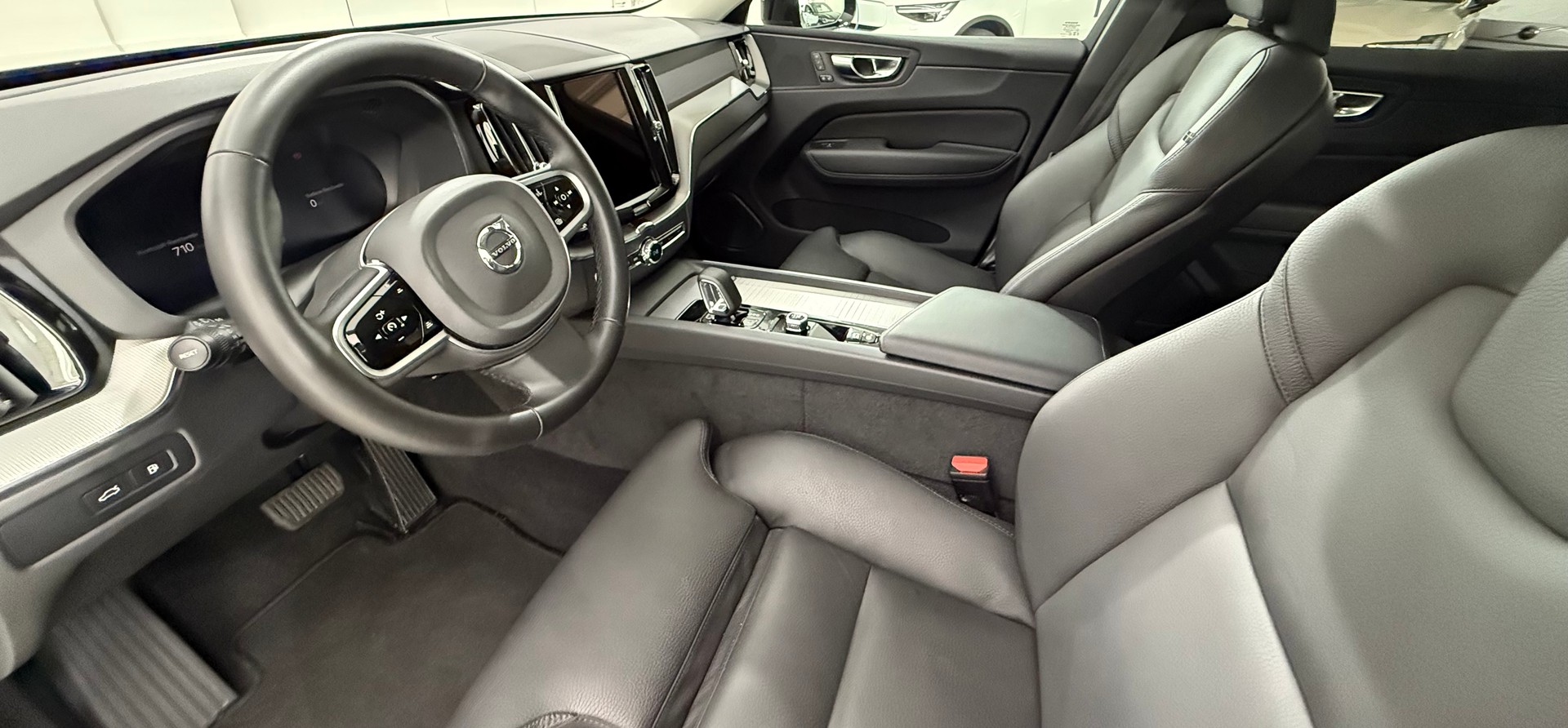VOLVO XC60 2.0 T6 TE Plus Dark eAWD-image-3