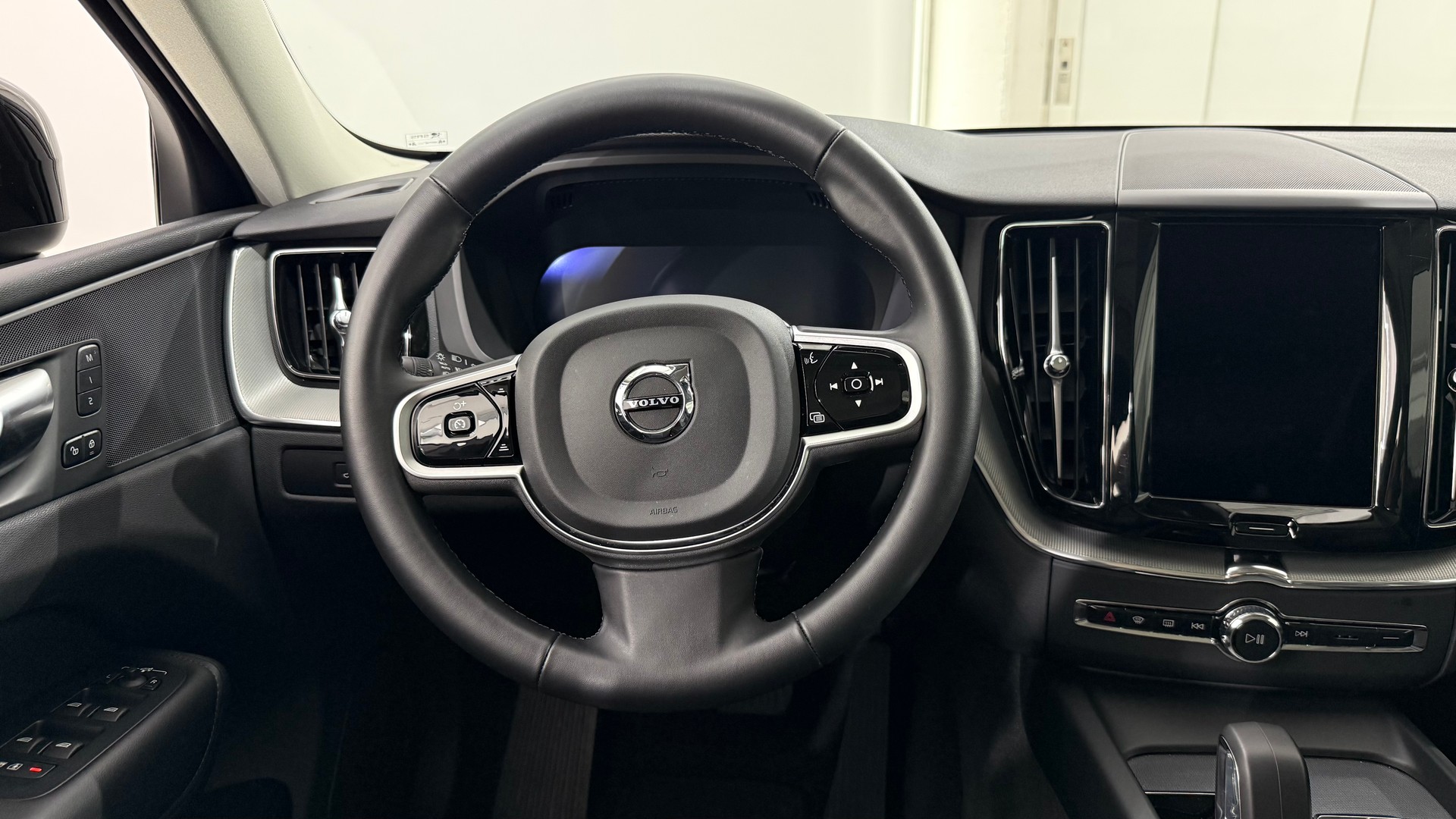 VOLVO XC60 2.0 T6 TE Plus Dark eAWD-image-12