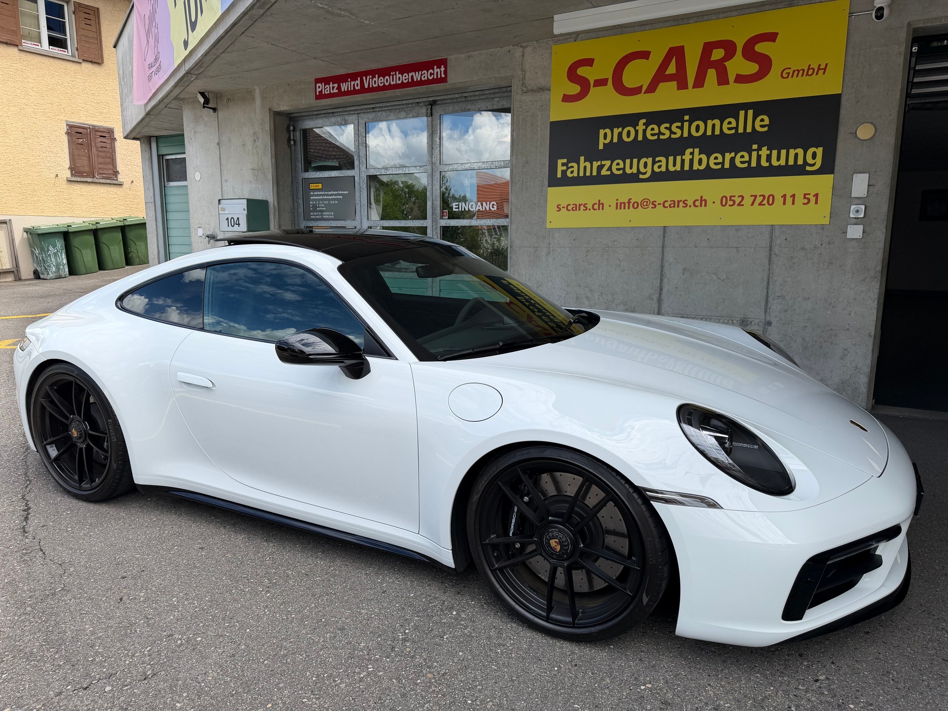 PORSCHE 911 Carrera 4 GTS-image-2