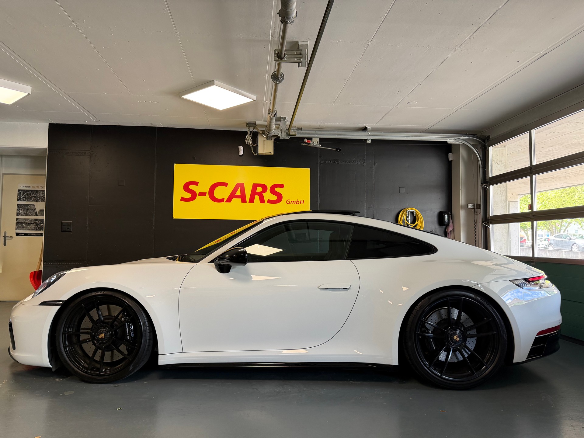 PORSCHE 911 Carrera 4 GTS-image-1