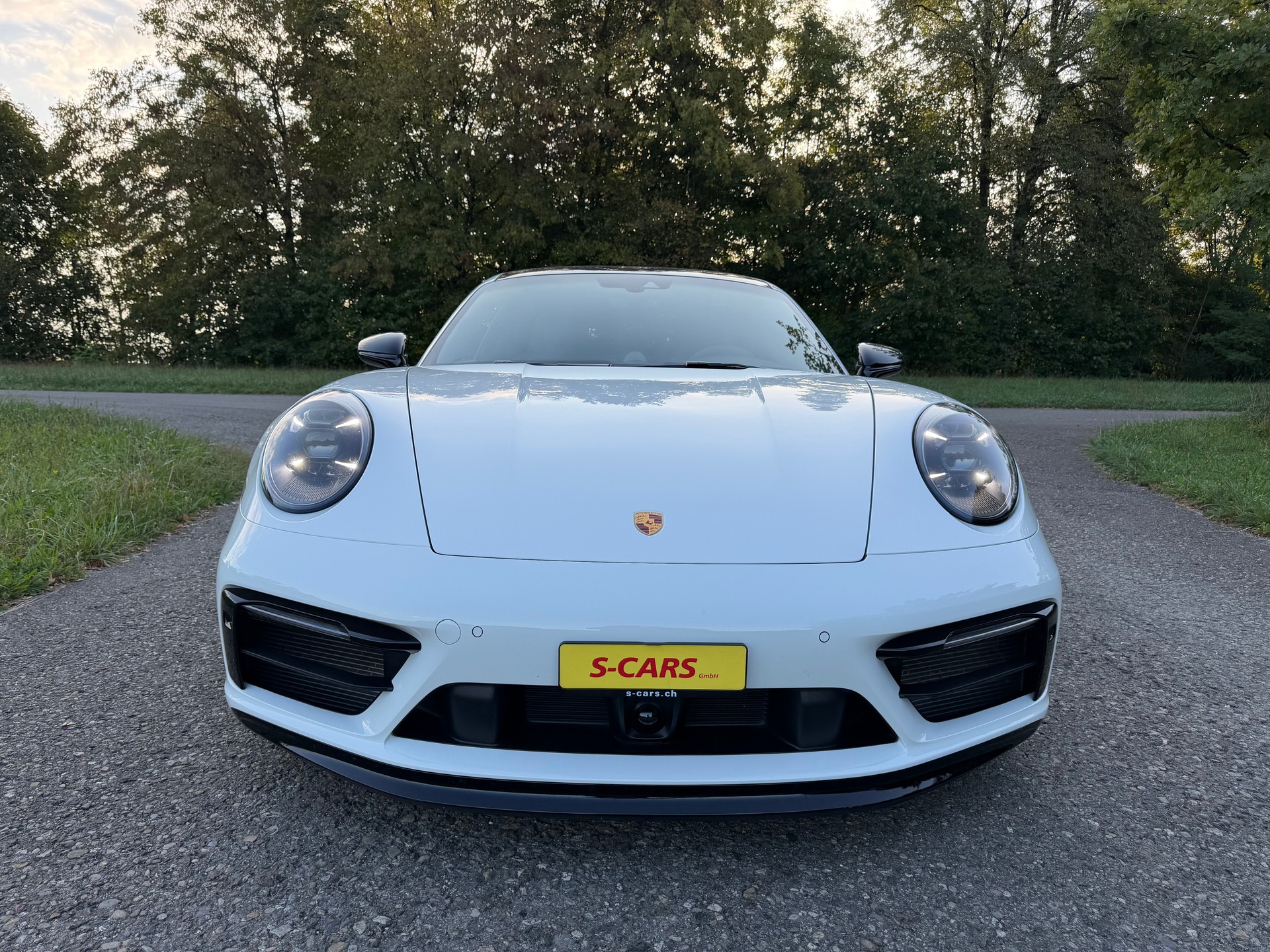 PORSCHE 911 Carrera GTS-image-4
