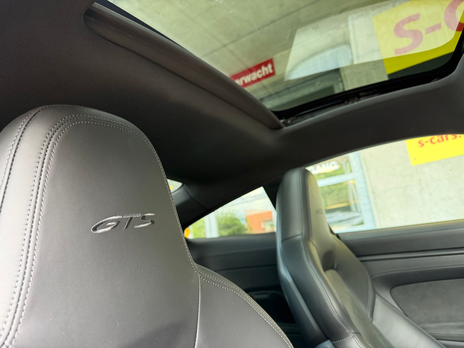 PORSCHE 911 Carrera 4 GTS-image-11