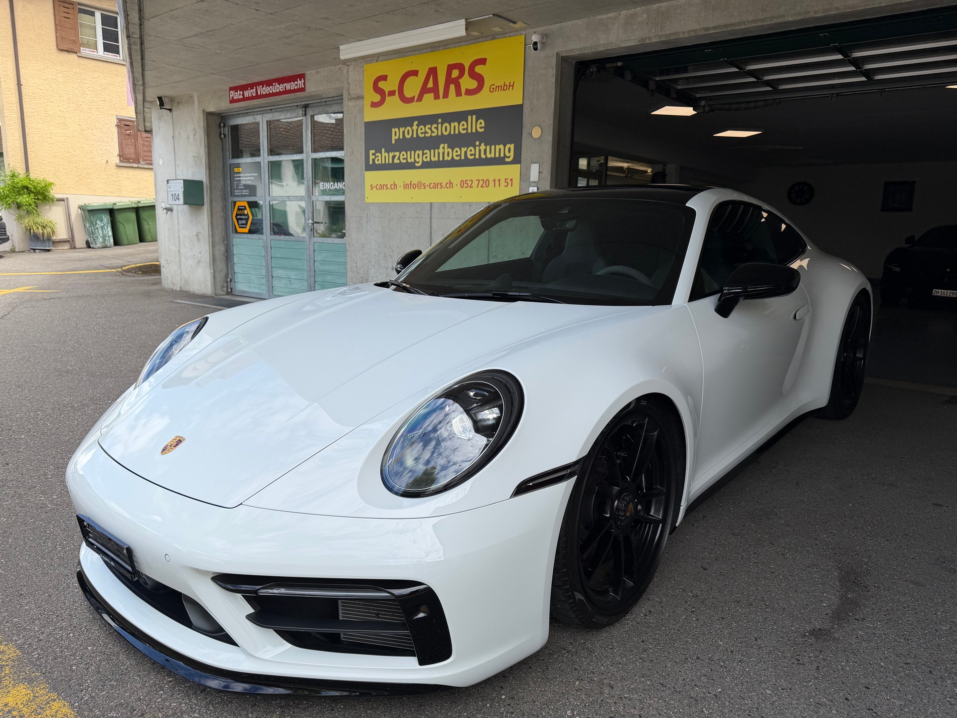 PORSCHE 911 Carrera 4 GTS-image-4