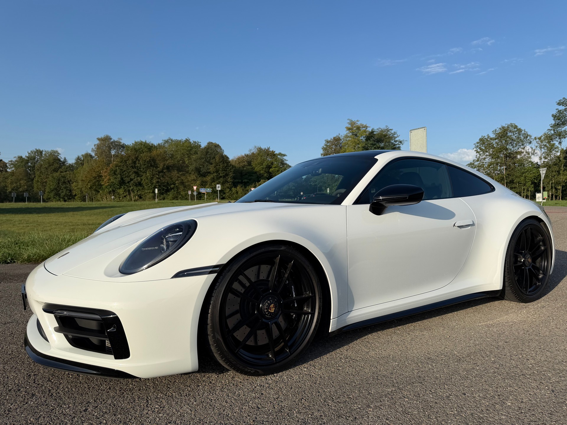 PORSCHE 911 Carrera GTS-image-12
