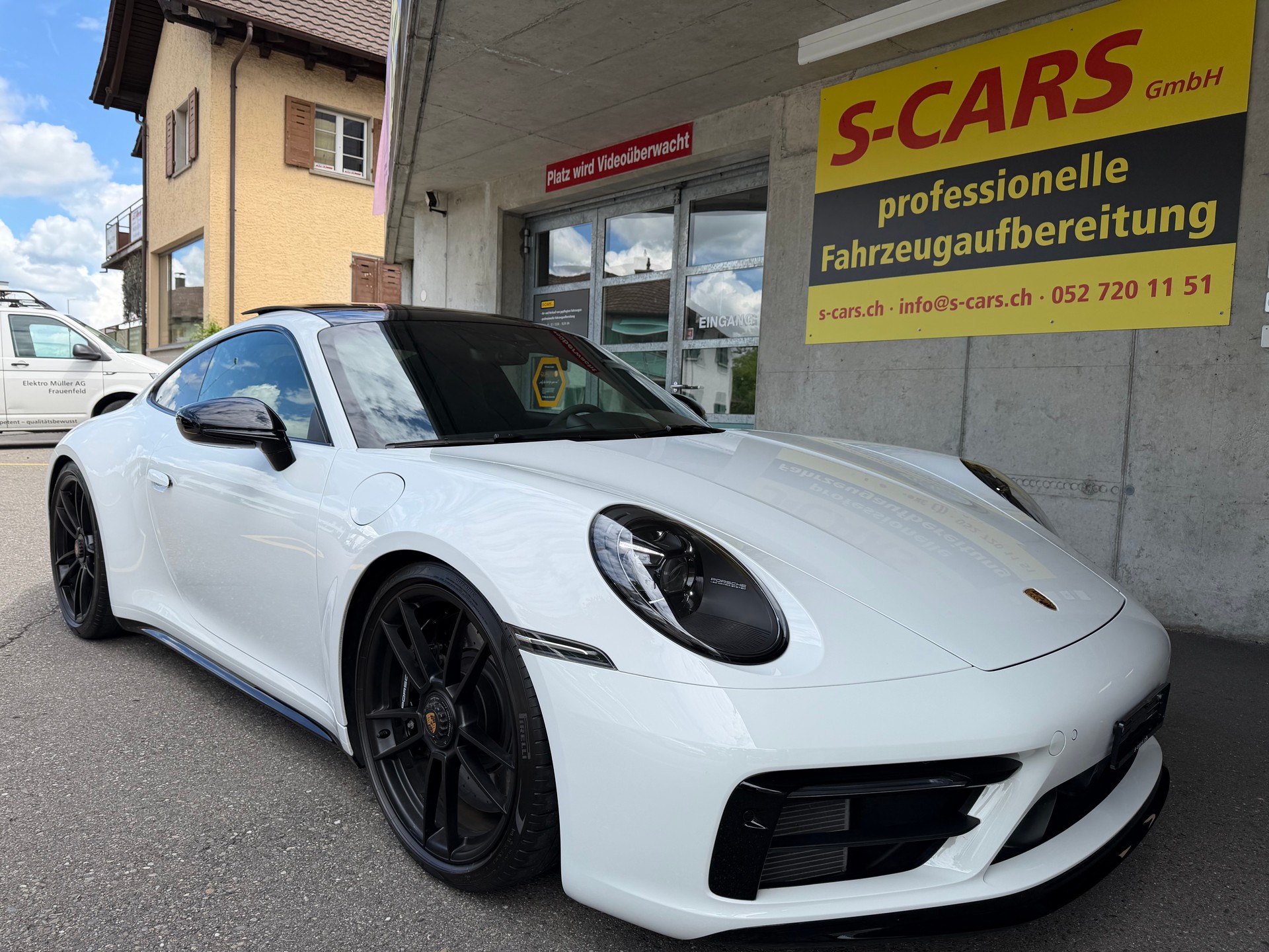 PORSCHE 911 Carrera 4 GTS-image-3