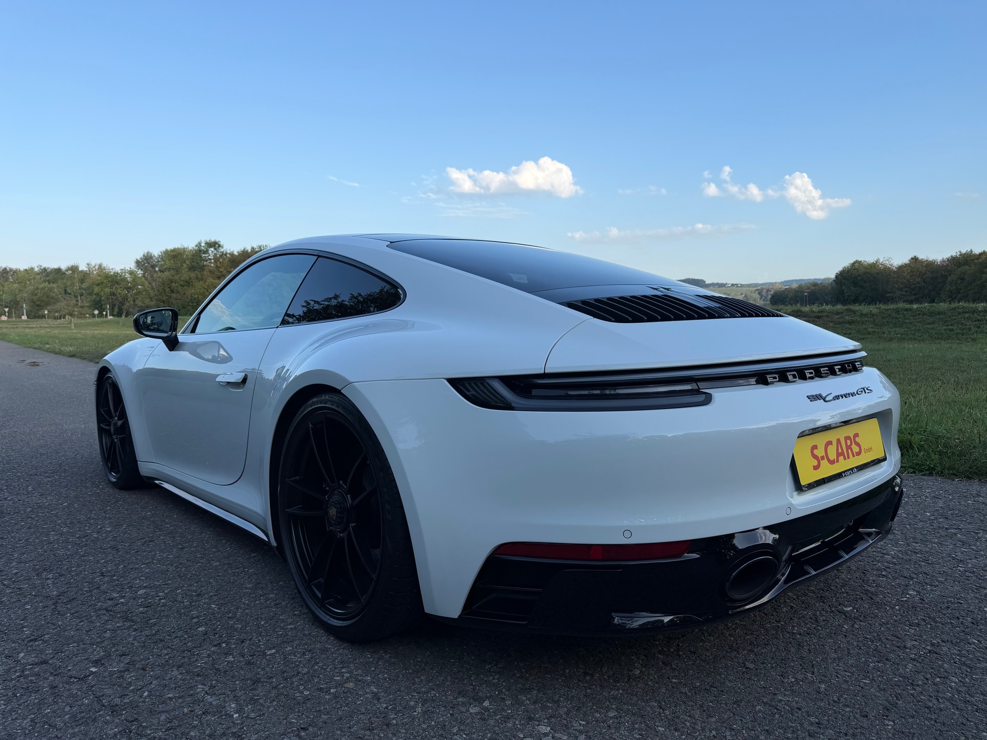 PORSCHE 911 Carrera GTS-image-7