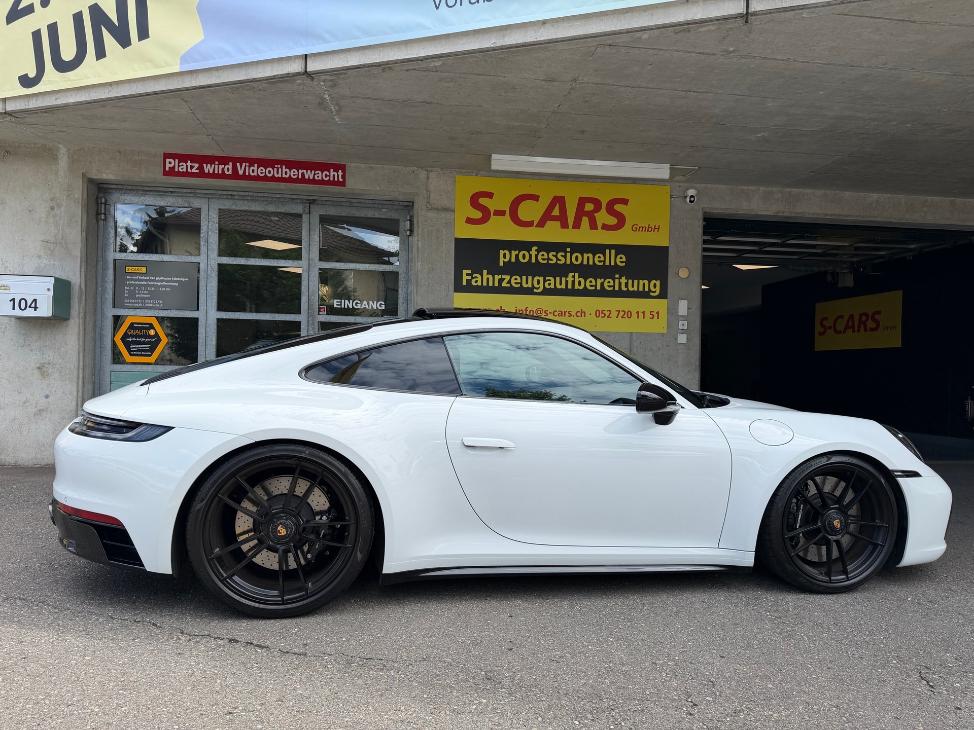 PORSCHE 911 Carrera 4 GTS-image-0