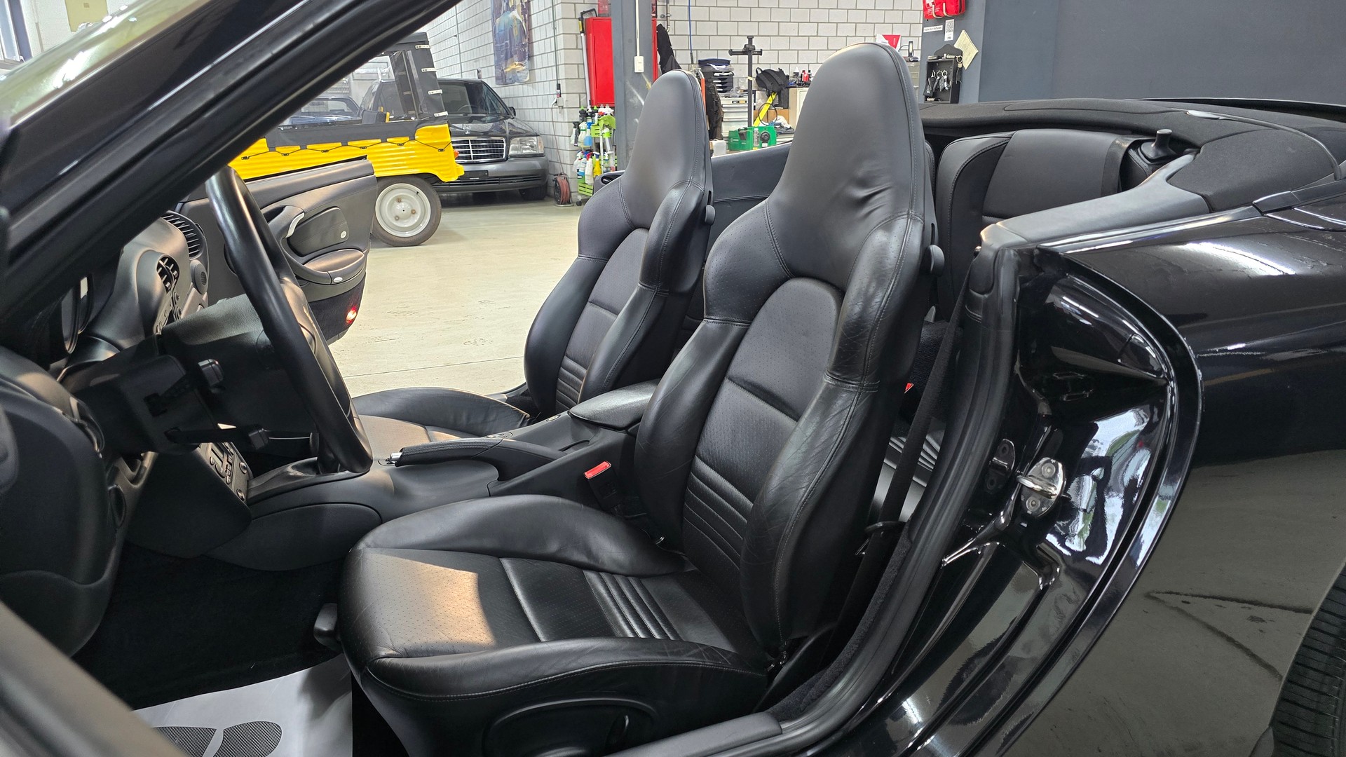 PORSCHE 911 Carrera 4 Cabrio-image-24