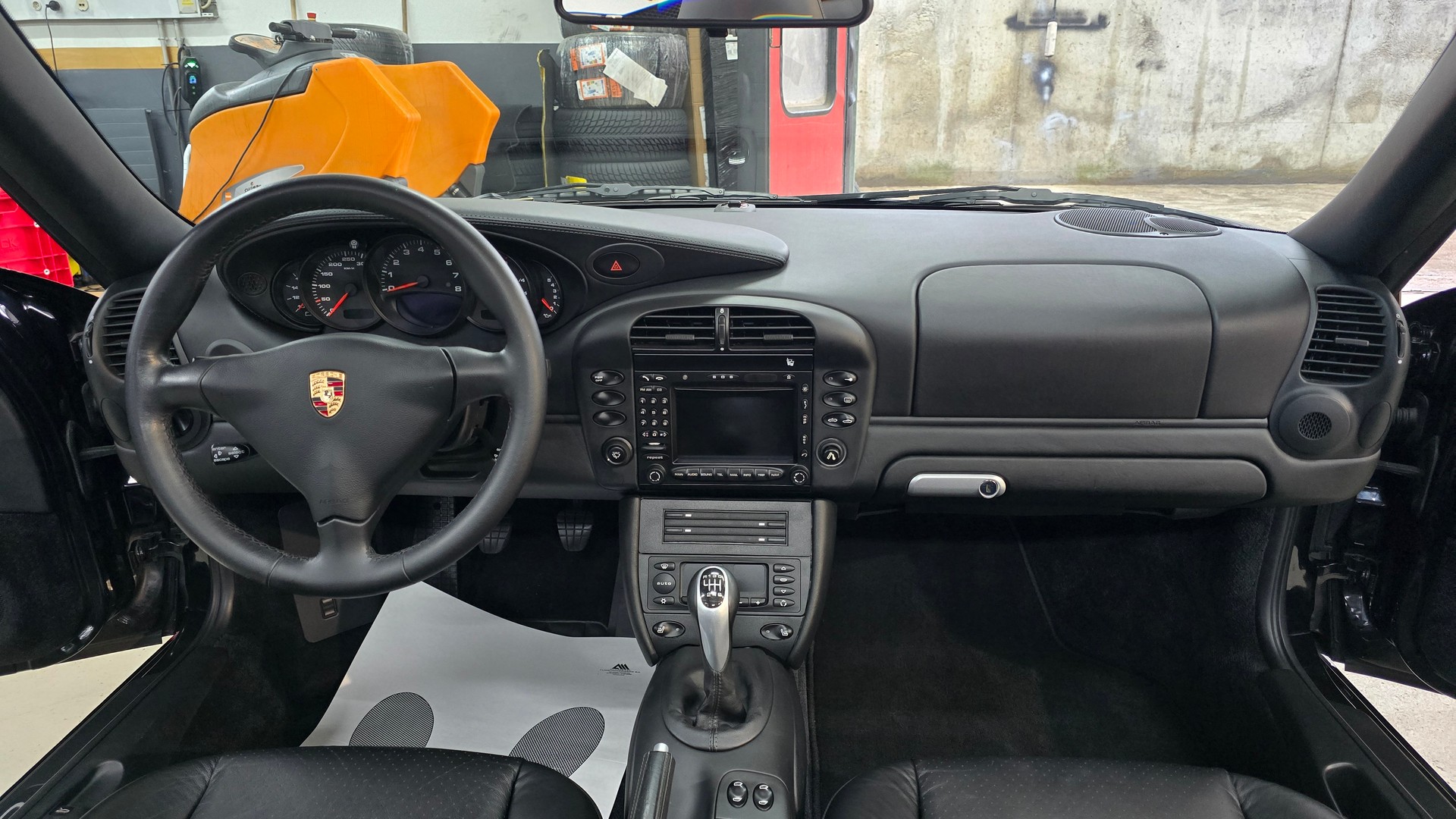 PORSCHE 911 Carrera 4 Cabrio-image-30