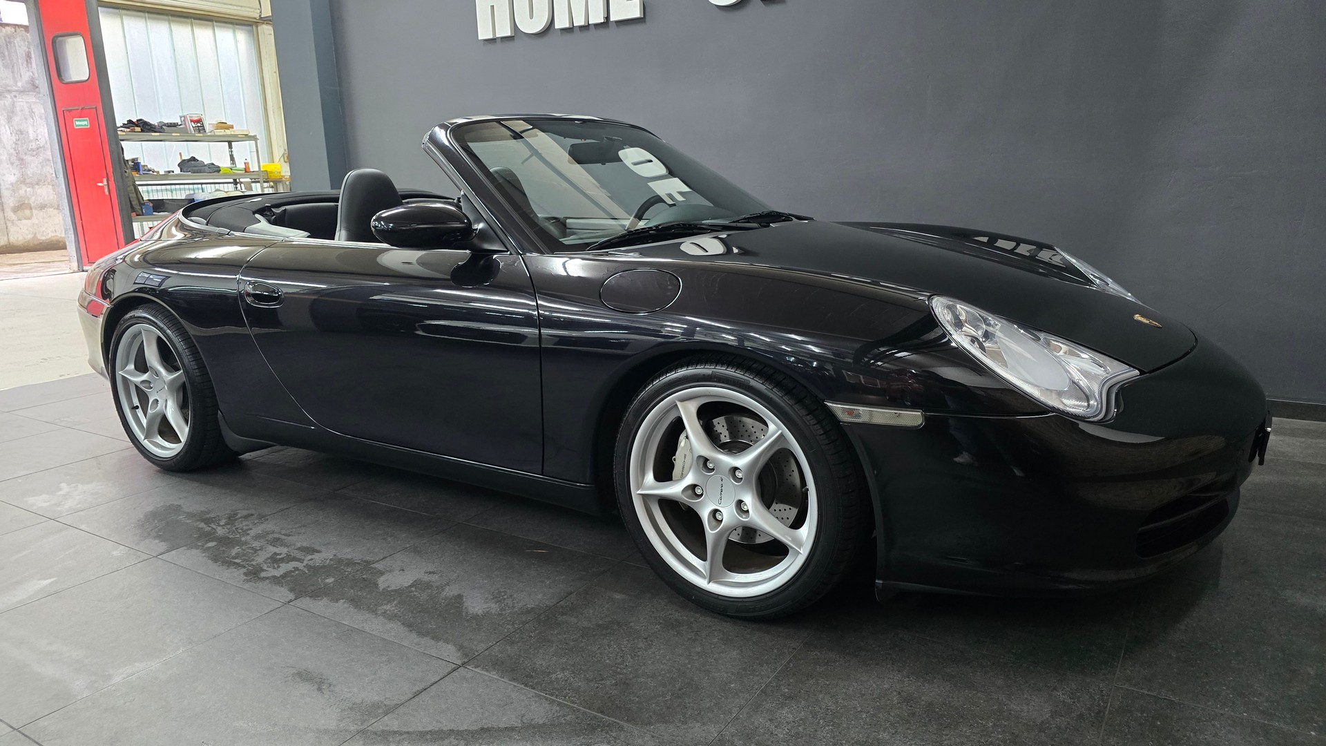 PORSCHE 911 Carrera 4 Cabrio-image-18