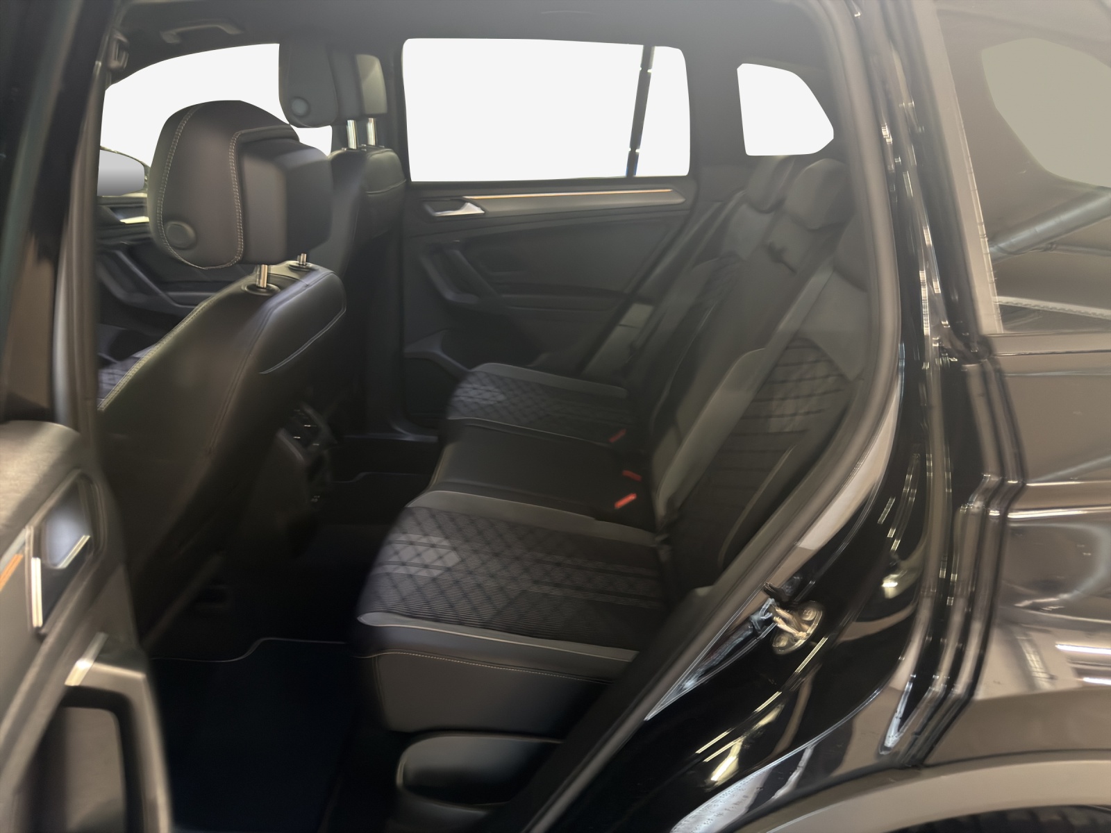 VW Tiguan 2.0TSI R-Line 4Motion DSG-image-11