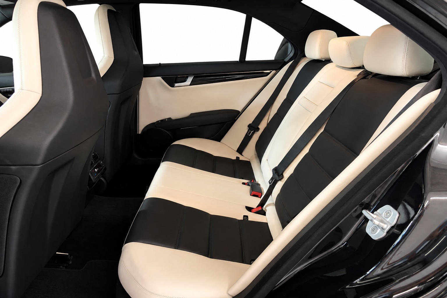 MERCEDES-BENZ C 63 V8 AMG-image-15
