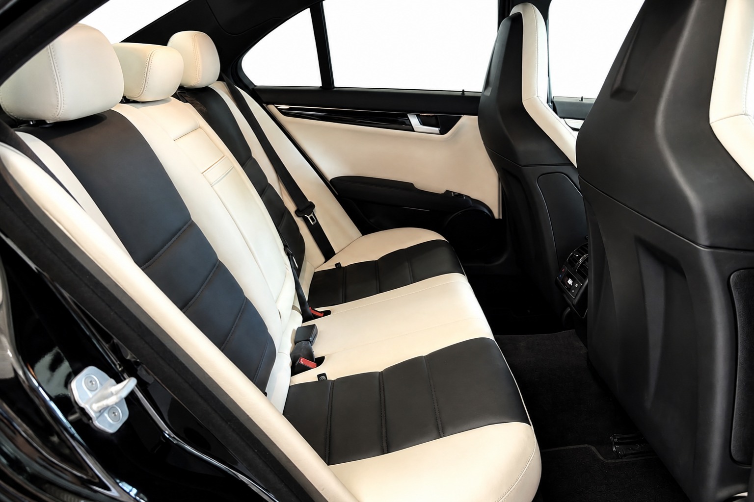 MERCEDES-BENZ C 63 V8 AMG-image-17