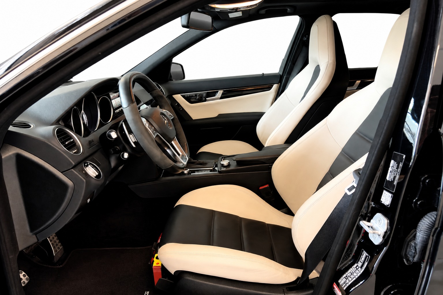 MERCEDES-BENZ C 63 V8 AMG-image-9