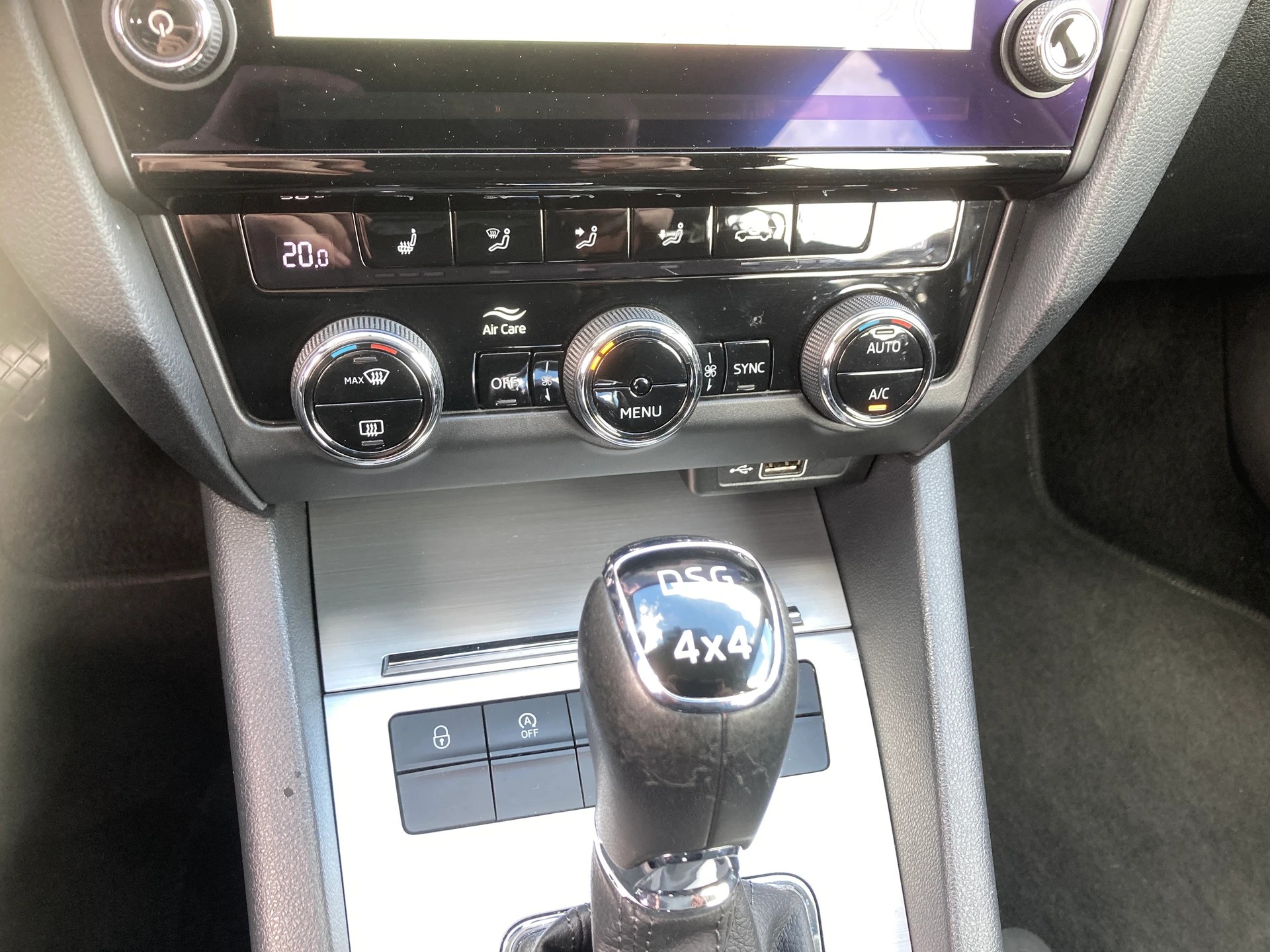 SKODA Octavia Combi 2.0 TDI Ambition 4x4 DSG-image-11