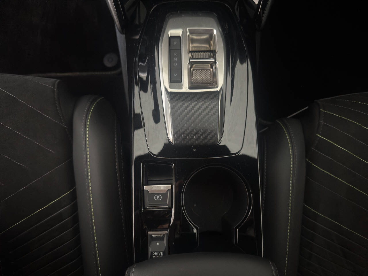 PEUGEOT 208 1.2 Hybrid 145 PS GT-image-14