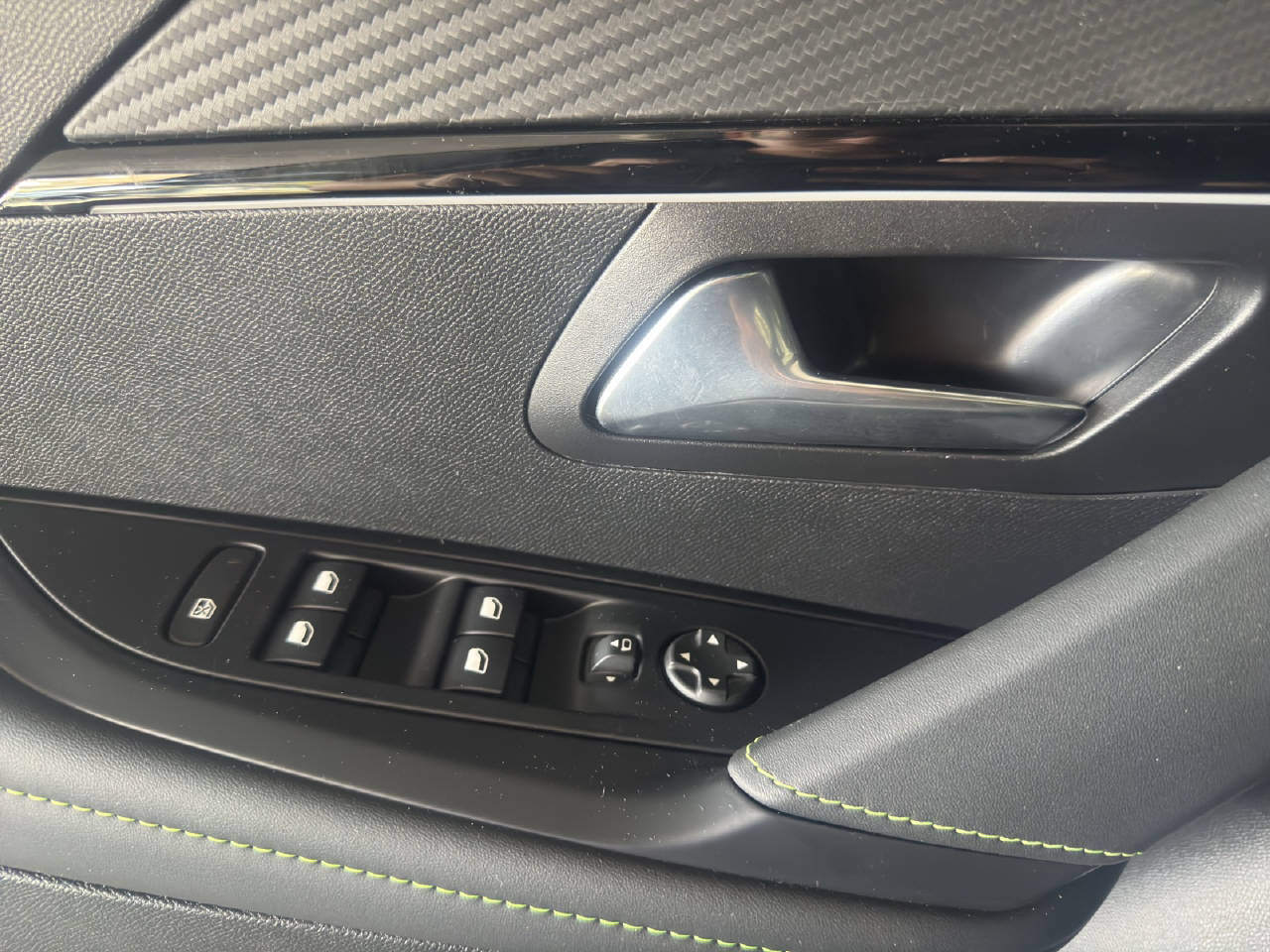 PEUGEOT 208 1.2 Hybrid 145 PS GT-image-17