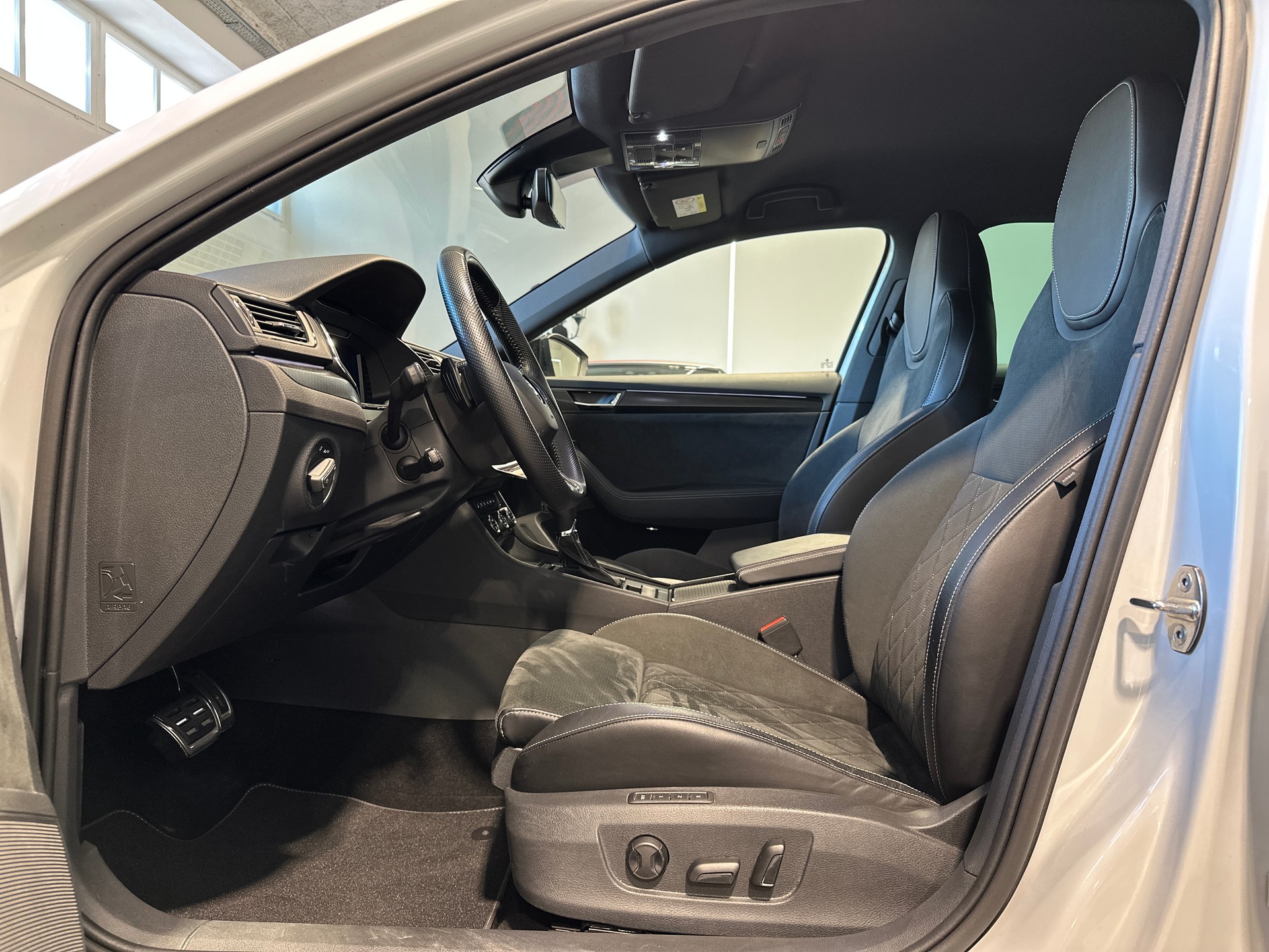 SKODA Superb Combi 2.0 TDi SportLine 4x4 DSG-image-11