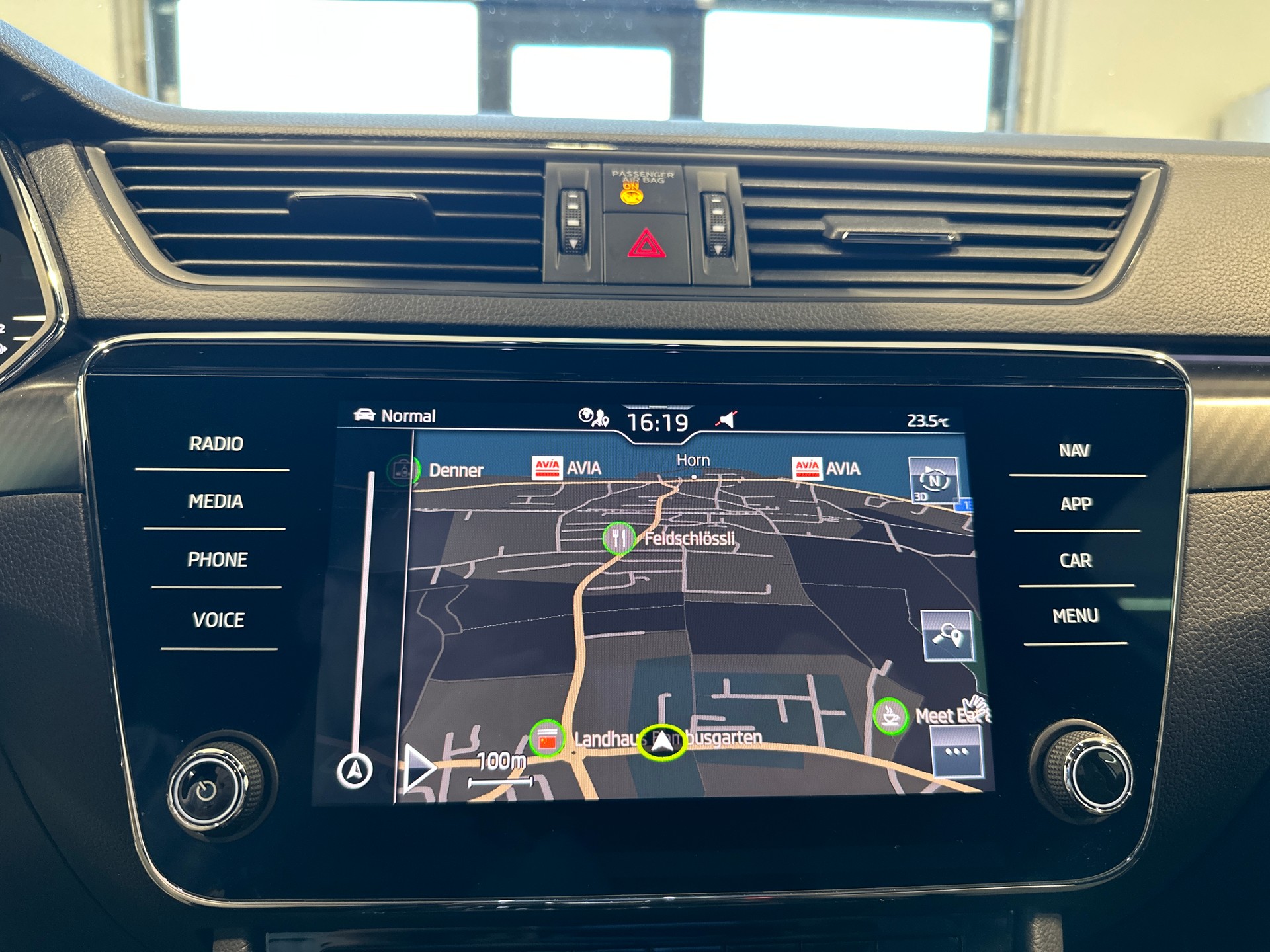 SKODA Superb Combi 2.0 TDi SportLine 4x4 DSG-image-21