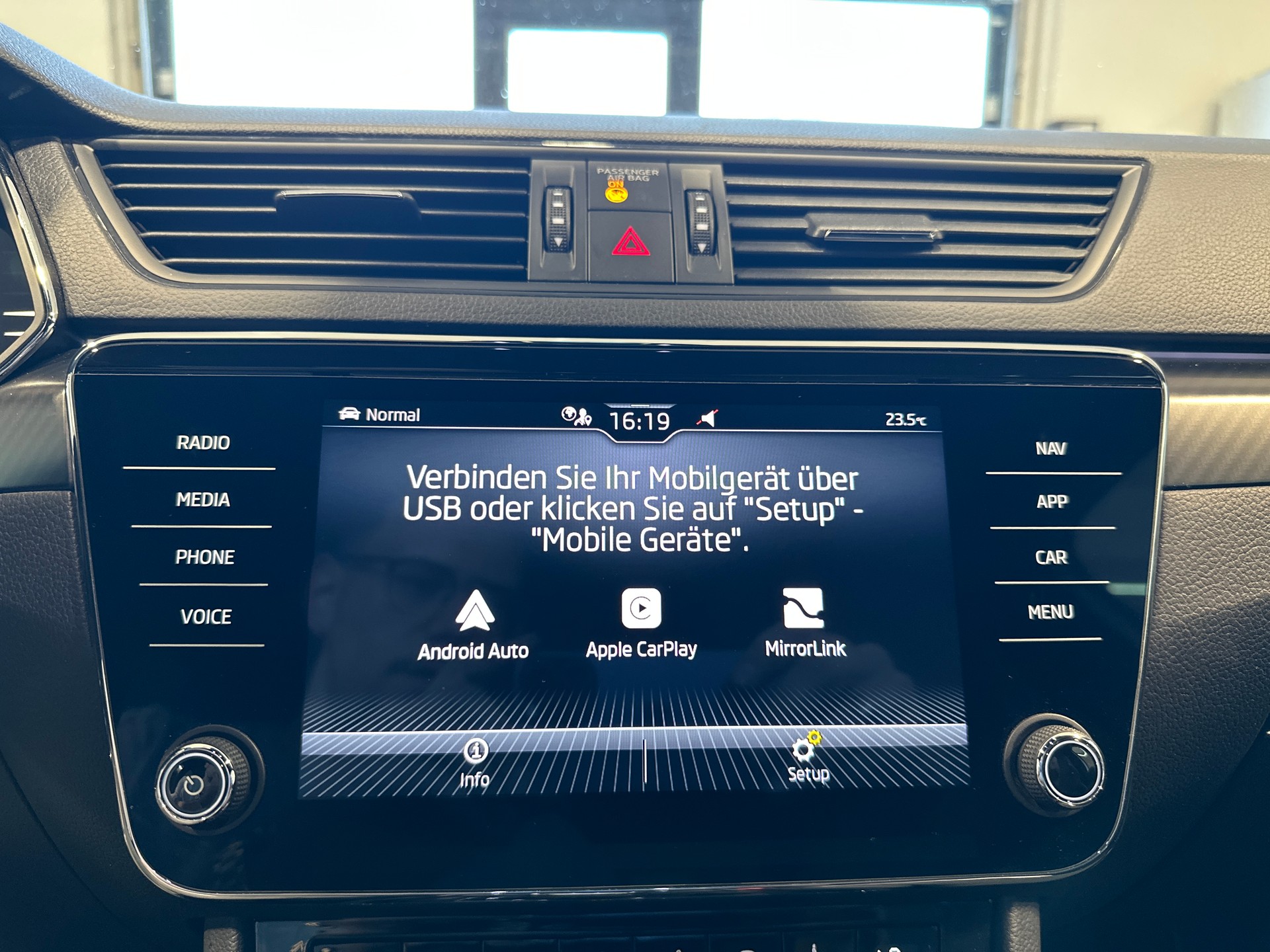 SKODA Superb Combi 2.0 TDi SportLine 4x4 DSG-image-22