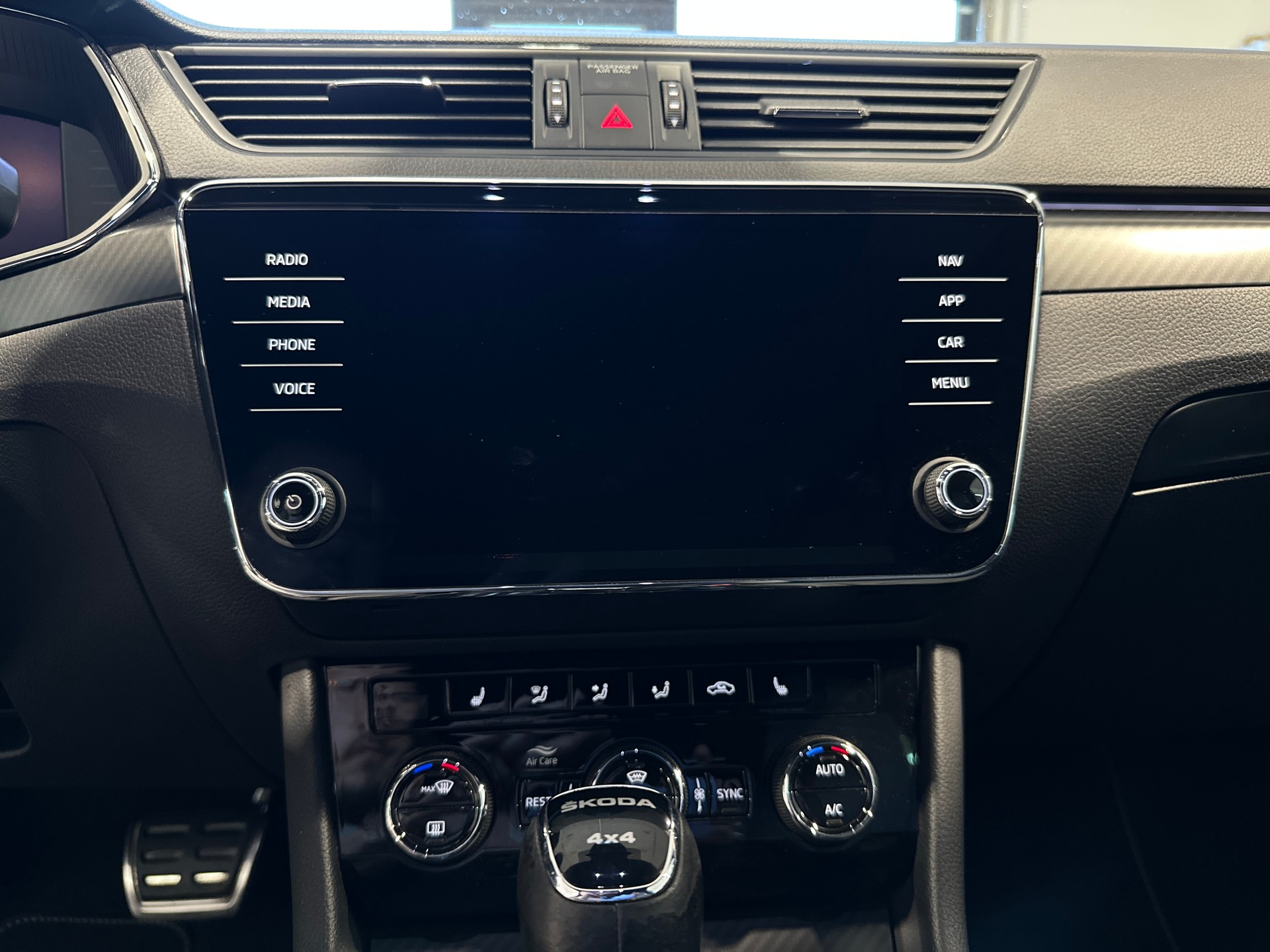 SKODA Superb Combi 2.0 TDi SportLine 4x4 DSG-image-18