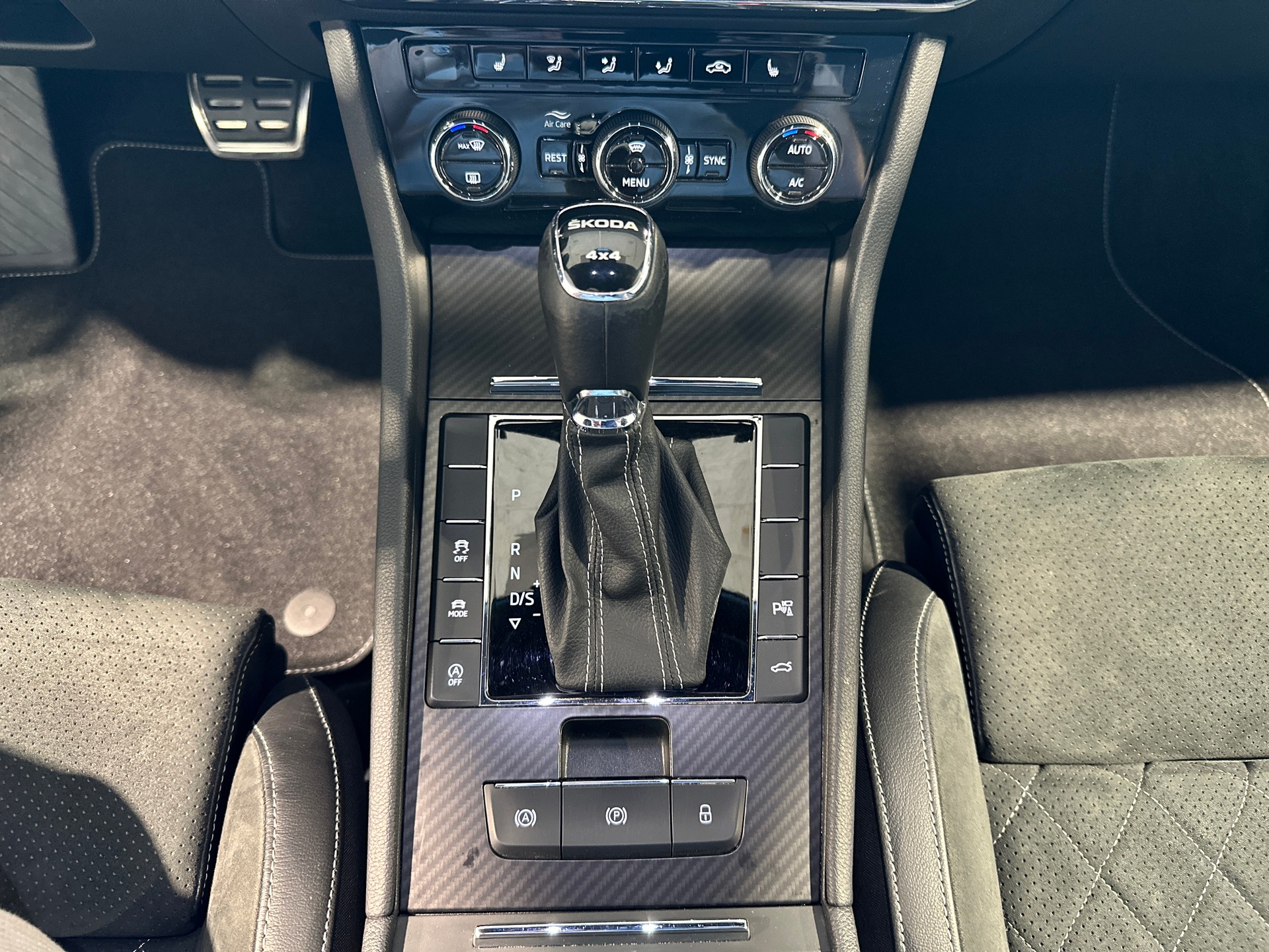 SKODA Superb Combi 2.0 TDi SportLine 4x4 DSG-image-23