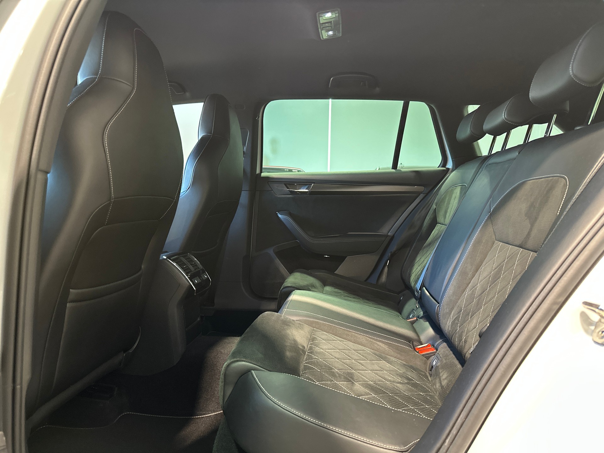 SKODA Superb Combi 2.0 TDi SportLine 4x4 DSG-image-14