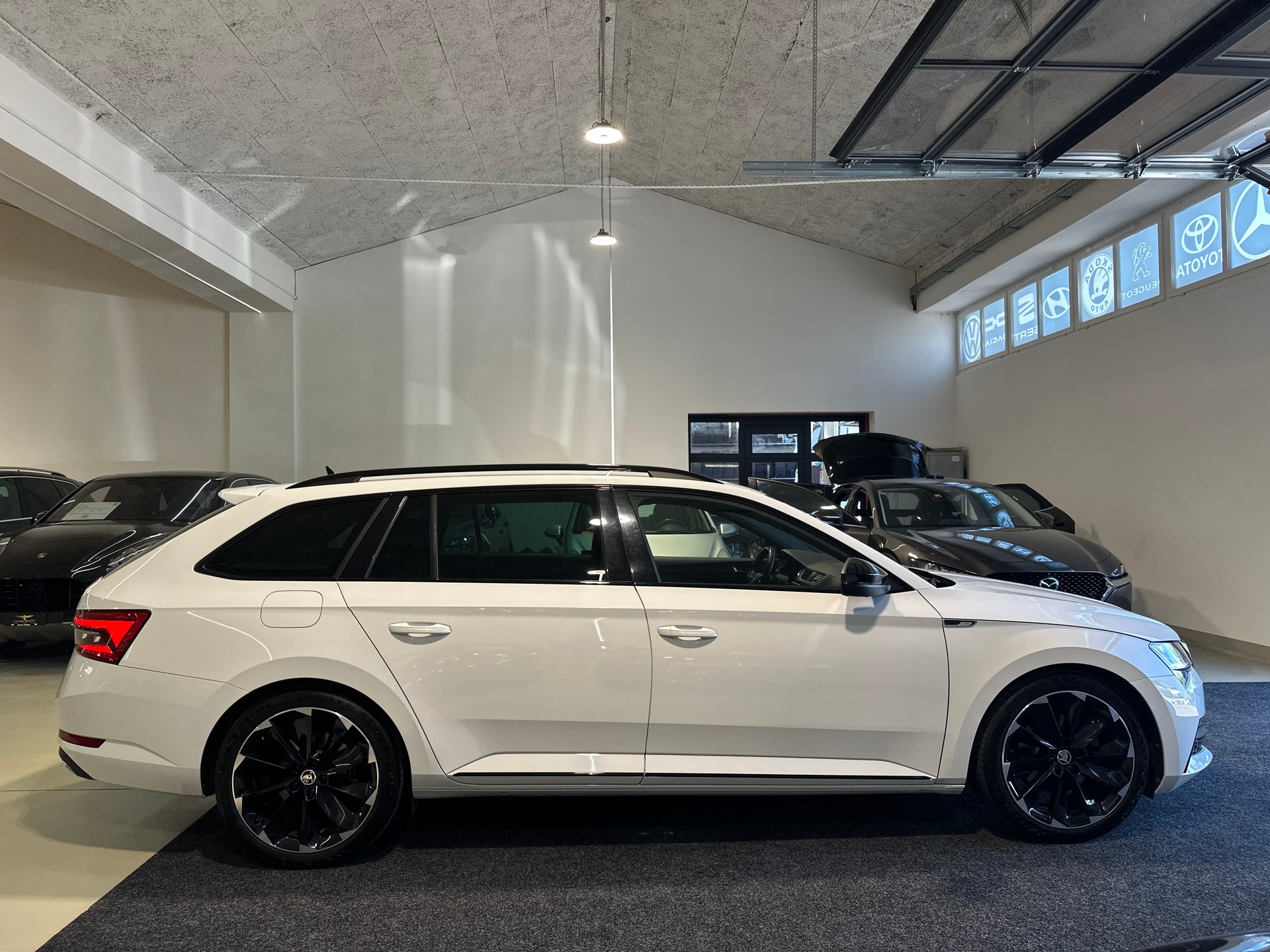SKODA Superb Combi 2.0 TDi SportLine 4x4 DSG-image-9