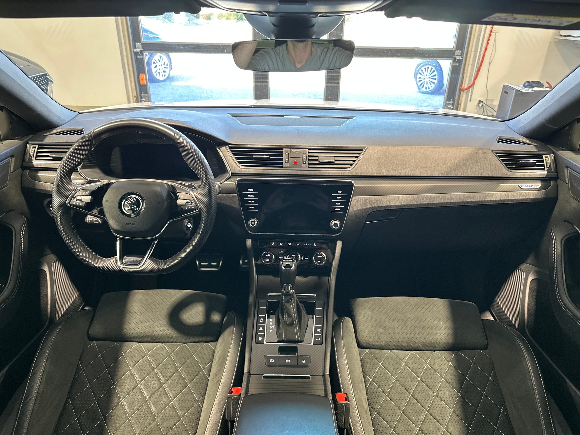 SKODA Superb Combi 2.0 TDi SportLine 4x4 DSG-image-15