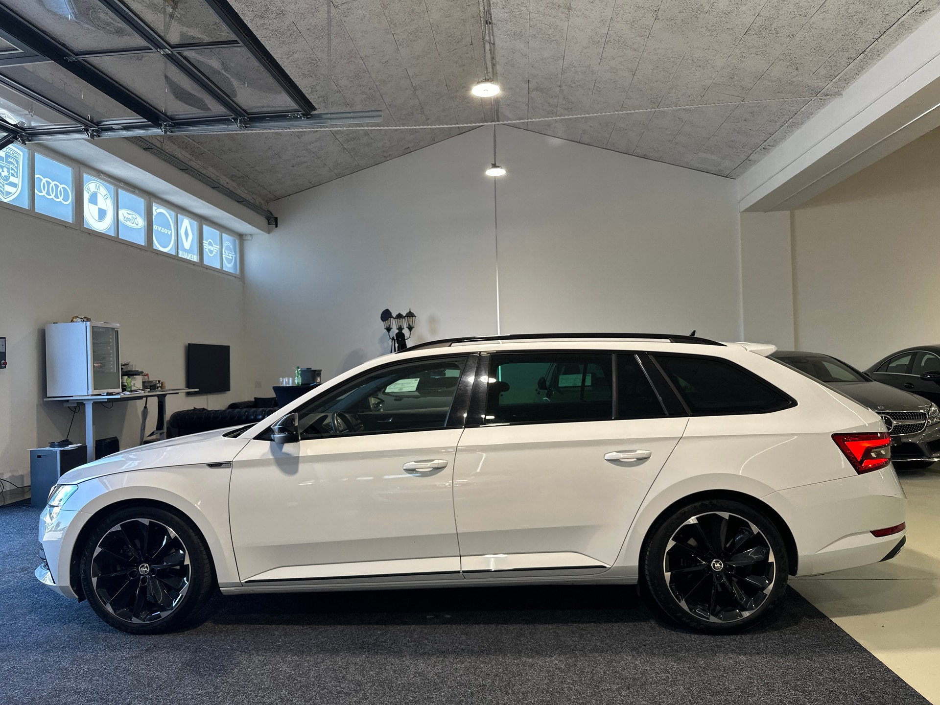 SKODA Superb Combi 2.0 TDi SportLine 4x4 DSG-image-4