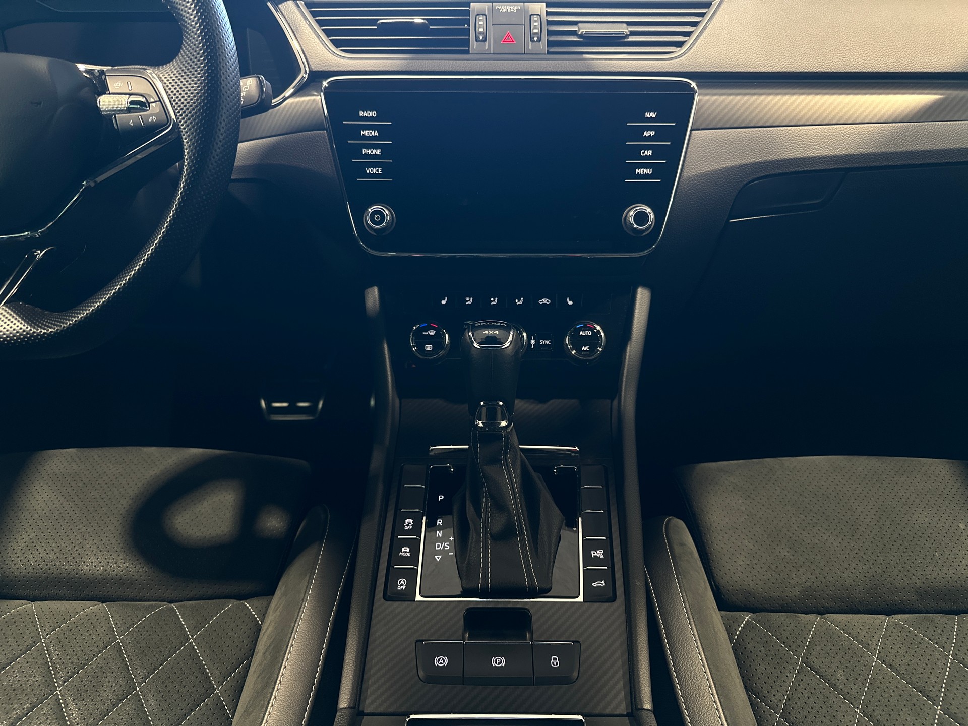 SKODA Superb Combi 2.0 TDi SportLine 4x4 DSG-image-17