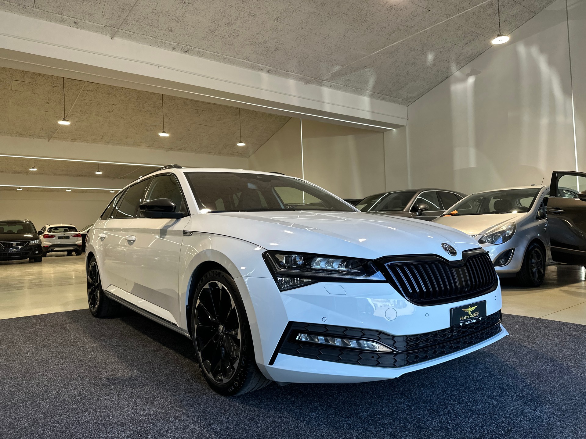 SKODA Superb Combi 2.0 TDi SportLine 4x4 DSG-image-10