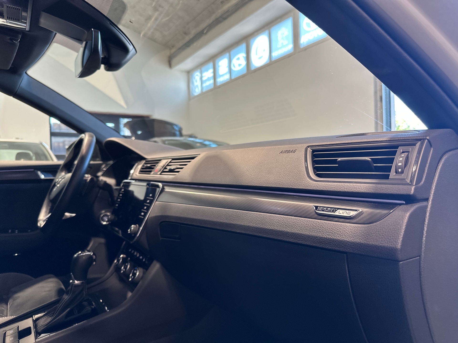SKODA Superb Combi 2.0 TDi SportLine 4x4 DSG-image-16
