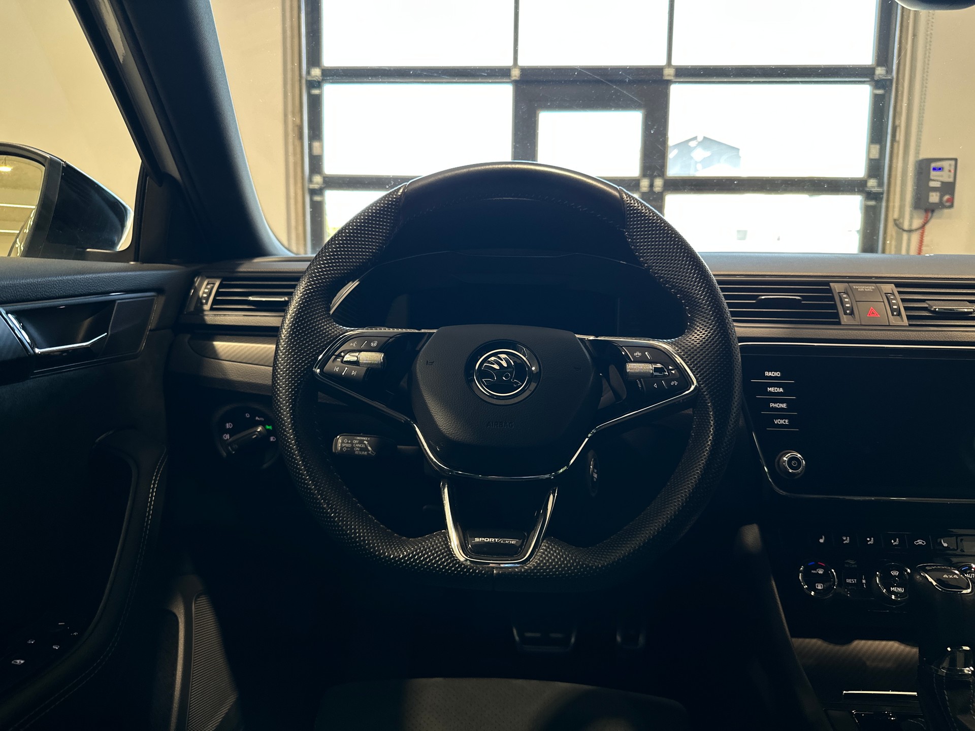 SKODA Superb Combi 2.0 TDi SportLine 4x4 DSG-image-25