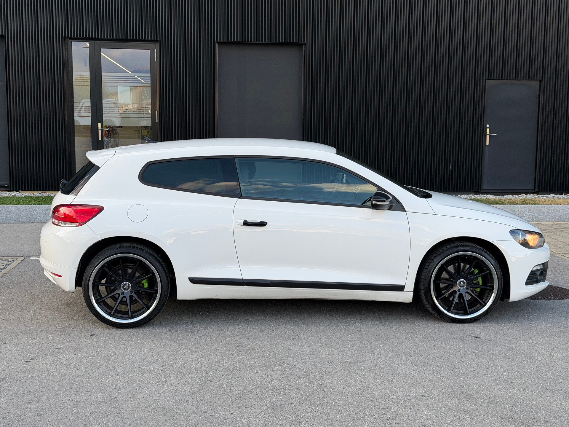 VW Scirocco 2.0 TSI DSG-image-4